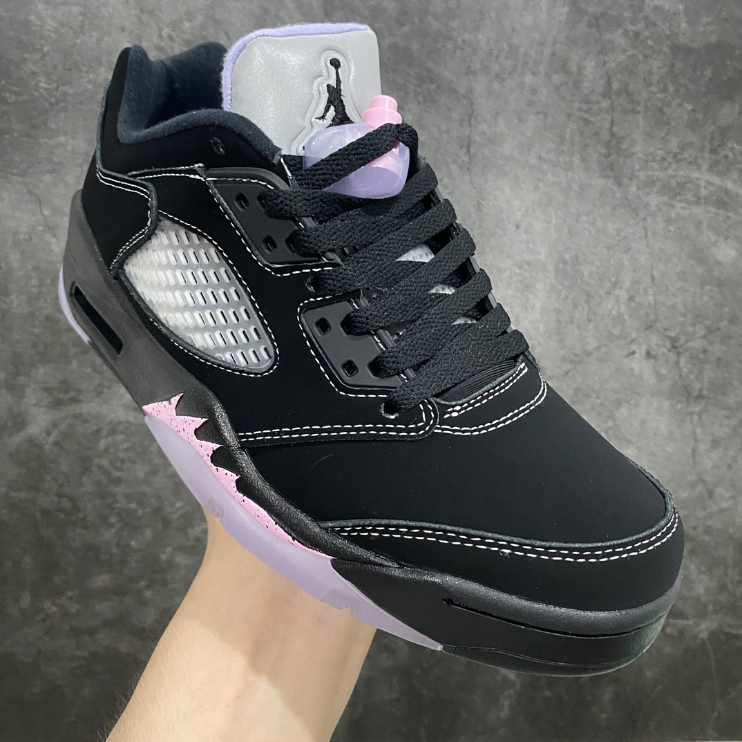 图片[3]-【原厂版】Air Jordan AJ5 Low “Dongdan”丹东限定黑粉 DX4355-015此次全新的「东单」配色以 Air Jordan 5 Low为蓝本进行创作，通体黑色的鞋身辅以淡粉色点缀，视觉效果低调又不失细节。材质选择了 Air Jordan 5 牛巴革面料包裹，用最原始的质感将 Air Jordan 5 的血统彰显。细节方面，除了后跟的「东单」字样外，鞋垫也换成了夕阳般云朵图案，不禁让人想起每年夏季的「日落东单」赛事。值得一提的是，鞋盒上也同样印有云朵图案和东单字样，可见身为「中国限定」的牌面。nSIZE：36 36.5 37.5 38 38.5 39 40 40.5 41 42 42.5 43 44 44.5 45 46-莆田鞋批发中心