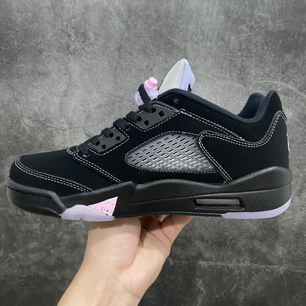 图片[2]-【原厂版】Air Jordan AJ5 Low “Dongdan”丹东限定黑粉 DX4355-015此次全新的「东单」配色以 Air Jordan 5 Low为蓝本进行创作，通体黑色的鞋身辅以淡粉色点缀，视觉效果低调又不失细节。材质选择了 Air Jordan 5 牛巴革面料包裹，用最原始的质感将 Air Jordan 5 的血统彰显。细节方面，除了后跟的「东单」字样外，鞋垫也换成了夕阳般云朵图案，不禁让人想起每年夏季的「日落东单」赛事。值得一提的是，鞋盒上也同样印有云朵图案和东单字样，可见身为「中国限定」的牌面。nSIZE：36 36.5 37.5 38 38.5 39 40 40.5 41 42 42.5 43 44 44.5 45 46-莆田鞋批发中心