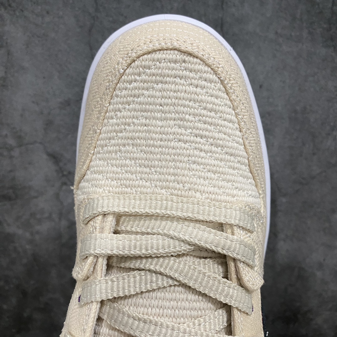 图片[5]-【Top版本】Albino & Preto x Nike SB Dunk Low\”Jiu Jitsu\”扣篮系列低帮休闲运动滑板板鞋“联名骨白黑刺绣刮刮乐”FD2627-200nn男女鞋真标半码制n升级原厂更新数据窄楦翘头版型n采用耐磨厚实全工艺帆布贴合双层“刮刮乐”鞋面材质n正确后跟反口里弧度 原厂中底布正确印刷n鞋垫嵌EVA缓震物料及Air Zoom气垫#外置RB耐磨橡胶大底n 尺码：36 36.5 37.5 38 38.5 39 40 40.5 41 42 42.5 43 44 44.5 45 46 47.5n今年的SB Dunk联名合作不断，虽然4个多月就要结束但还有新款会上线。前段时间海外称曝光了一双Albino & Preto联名，不知道鞋友们是否有印象，而这双SB Dunk合作似乎还有惊喜出现。今天海外更新了Albino & Preto联名的，这双SB Dunk合作款以米白色为主题搭配带有白色线条的黑色Swoosh，后跟则是该品牌标志，材质方面使用了编织面料制成。虽然这双SB Dunk联名看上去平平无奇，但看到这鞋面相信很多鞋友都猜到会和撕撕乐有关了，隐藏在编织面料下面的是红蓝紫主题与鞋垫配色方案相呼应，并且官方还配有5副鞋带可随意组合搭配。-莆田鞋批发中心