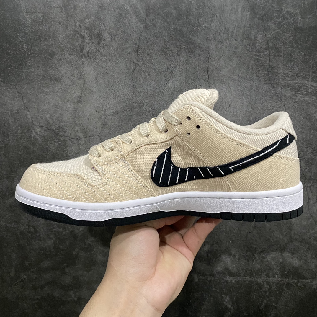 图片[2]-【Top版本】Albino & Preto x Nike SB Dunk Low\”Jiu Jitsu\”扣篮系列低帮休闲运动滑板板鞋“联名骨白黑刺绣刮刮乐”FD2627-200nn男女鞋真标半码制n升级原厂更新数据窄楦翘头版型n采用耐磨厚实全工艺帆布贴合双层“刮刮乐”鞋面材质n正确后跟反口里弧度 原厂中底布正确印刷n鞋垫嵌EVA缓震物料及Air Zoom气垫#外置RB耐磨橡胶大底n 尺码：36 36.5 37.5 38 38.5 39 40 40.5 41 42 42.5 43 44 44.5 45 46 47.5n今年的SB Dunk联名合作不断，虽然4个多月就要结束但还有新款会上线。前段时间海外称曝光了一双Albino & Preto联名，不知道鞋友们是否有印象，而这双SB Dunk合作似乎还有惊喜出现。今天海外更新了Albino & Preto联名的，这双SB Dunk合作款以米白色为主题搭配带有白色线条的黑色Swoosh，后跟则是该品牌标志，材质方面使用了编织面料制成。虽然这双SB Dunk联名看上去平平无奇，但看到这鞋面相信很多鞋友都猜到会和撕撕乐有关了，隐藏在编织面料下面的是红蓝紫主题与鞋垫配色方案相呼应，并且官方还配有5副鞋带可随意组合搭配。-莆田鞋批发中心