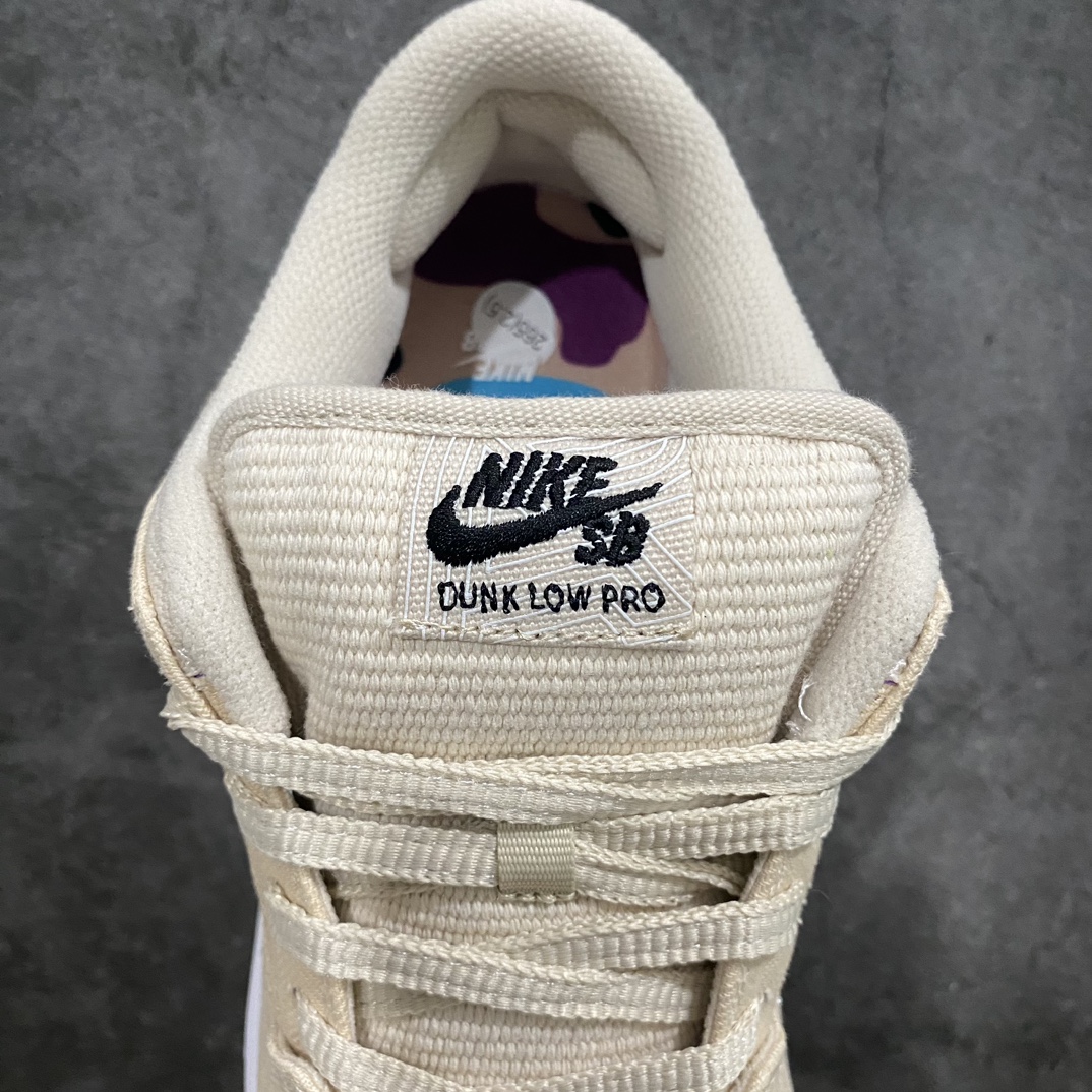 图片[8]-【Top版本】Albino & Preto x Nike SB Dunk Low\”Jiu Jitsu\”扣篮系列低帮休闲运动滑板板鞋“联名骨白黑刺绣刮刮乐”FD2627-200nn男女鞋真标半码制n升级原厂更新数据窄楦翘头版型n采用耐磨厚实全工艺帆布贴合双层“刮刮乐”鞋面材质n正确后跟反口里弧度 原厂中底布正确印刷n鞋垫嵌EVA缓震物料及Air Zoom气垫#外置RB耐磨橡胶大底n 尺码：36 36.5 37.5 38 38.5 39 40 40.5 41 42 42.5 43 44 44.5 45 46 47.5n今年的SB Dunk联名合作不断，虽然4个多月就要结束但还有新款会上线。前段时间海外称曝光了一双Albino & Preto联名，不知道鞋友们是否有印象，而这双SB Dunk合作似乎还有惊喜出现。今天海外更新了Albino & Preto联名的，这双SB Dunk合作款以米白色为主题搭配带有白色线条的黑色Swoosh，后跟则是该品牌标志，材质方面使用了编织面料制成。虽然这双SB Dunk联名看上去平平无奇，但看到这鞋面相信很多鞋友都猜到会和撕撕乐有关了，隐藏在编织面料下面的是红蓝紫主题与鞋垫配色方案相呼应，并且官方还配有5副鞋带可随意组合搭配。-莆田鞋批发中心