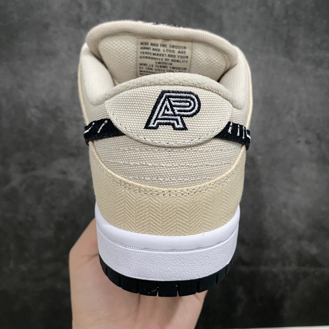 图片[4]-【Top版本】Albino & Preto x Nike SB Dunk Low\”Jiu Jitsu\”扣篮系列低帮休闲运动滑板板鞋“联名骨白黑刺绣刮刮乐”FD2627-200nn男女鞋真标半码制n升级原厂更新数据窄楦翘头版型n采用耐磨厚实全工艺帆布贴合双层“刮刮乐”鞋面材质n正确后跟反口里弧度 原厂中底布正确印刷n鞋垫嵌EVA缓震物料及Air Zoom气垫#外置RB耐磨橡胶大底n 尺码：36 36.5 37.5 38 38.5 39 40 40.5 41 42 42.5 43 44 44.5 45 46 47.5n今年的SB Dunk联名合作不断，虽然4个多月就要结束但还有新款会上线。前段时间海外称曝光了一双Albino & Preto联名，不知道鞋友们是否有印象，而这双SB Dunk合作似乎还有惊喜出现。今天海外更新了Albino & Preto联名的，这双SB Dunk合作款以米白色为主题搭配带有白色线条的黑色Swoosh，后跟则是该品牌标志，材质方面使用了编织面料制成。虽然这双SB Dunk联名看上去平平无奇，但看到这鞋面相信很多鞋友都猜到会和撕撕乐有关了，隐藏在编织面料下面的是红蓝紫主题与鞋垫配色方案相呼应，并且官方还配有5副鞋带可随意组合搭配。-莆田鞋批发中心