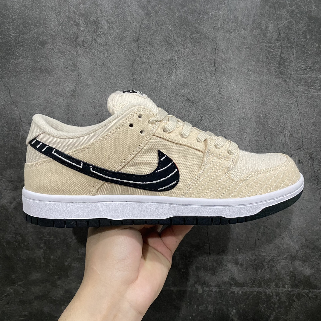 【Top版本】Albino & Preto x Nike SB Dunk Low\”Jiu Jitsu\”扣篮系列低帮休闲运动滑板板鞋“联名骨白黑刺绣刮刮乐”FD2627-200nn男女鞋真标半码制n升级原厂更新数据窄楦翘头版型n采用耐磨厚实全工艺帆布贴合双层“刮刮乐”鞋面材质n正确后跟反口里弧度 原厂中底布正确印刷n鞋垫嵌EVA缓震物料及Air Zoom气垫#外置RB耐磨橡胶大底n 尺码：36 36.5 37.5 38 38.5 39 40 40.5 41 42 42.5 43 44 44.5 45 46 47.5n今年的SB Dunk联名合作不断，虽然4个多月就要结束但还有新款会上线。前段时间海外称曝光了一双Albino & Preto联名，不知道鞋友们是否有印象，而这双SB Dunk合作似乎还有惊喜出现。今天海外更新了Albino & Preto联名的，这双SB Dunk合作款以米白色为主题搭配带有白色线条的黑色Swoosh，后跟则是该品牌标志，材质方面使用了编织面料制成。虽然这双SB Dunk联名看上去平平无奇，但看到这鞋面相信很多鞋友都猜到会和撕撕乐有关了，隐藏在编织面料下面的是红蓝紫主题与鞋垫配色方案相呼应，并且官方还配有5副鞋带可随意组合搭配。-莆田鞋批发中心