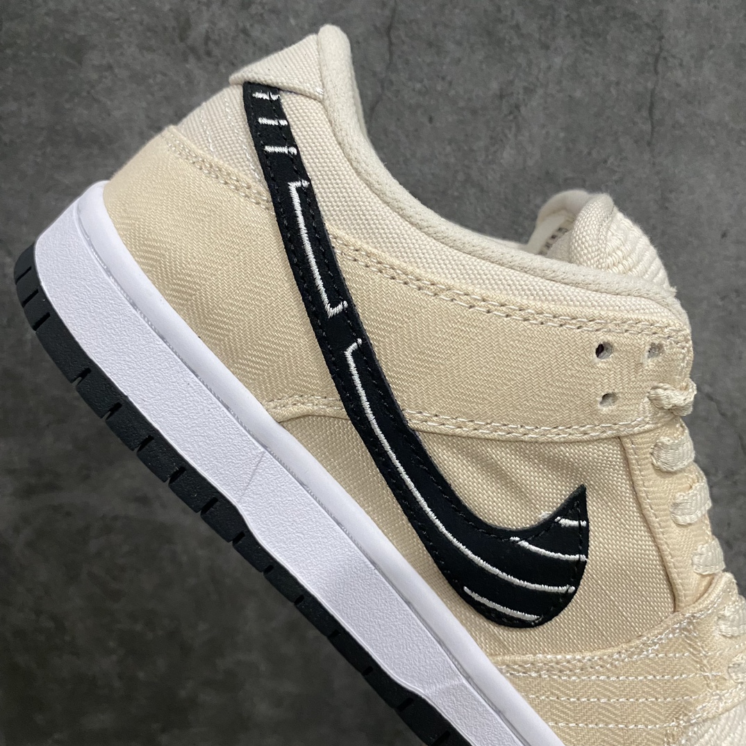 图片[7]-【Top版本】Albino & Preto x Nike SB Dunk Low\”Jiu Jitsu\”扣篮系列低帮休闲运动滑板板鞋“联名骨白黑刺绣刮刮乐”FD2627-200nn男女鞋真标半码制n升级原厂更新数据窄楦翘头版型n采用耐磨厚实全工艺帆布贴合双层“刮刮乐”鞋面材质n正确后跟反口里弧度 原厂中底布正确印刷n鞋垫嵌EVA缓震物料及Air Zoom气垫#外置RB耐磨橡胶大底n 尺码：36 36.5 37.5 38 38.5 39 40 40.5 41 42 42.5 43 44 44.5 45 46 47.5n今年的SB Dunk联名合作不断，虽然4个多月就要结束但还有新款会上线。前段时间海外称曝光了一双Albino & Preto联名，不知道鞋友们是否有印象，而这双SB Dunk合作似乎还有惊喜出现。今天海外更新了Albino & Preto联名的，这双SB Dunk合作款以米白色为主题搭配带有白色线条的黑色Swoosh，后跟则是该品牌标志，材质方面使用了编织面料制成。虽然这双SB Dunk联名看上去平平无奇，但看到这鞋面相信很多鞋友都猜到会和撕撕乐有关了，隐藏在编织面料下面的是红蓝紫主题与鞋垫配色方案相呼应，并且官方还配有5副鞋带可随意组合搭配。-莆田鞋批发中心