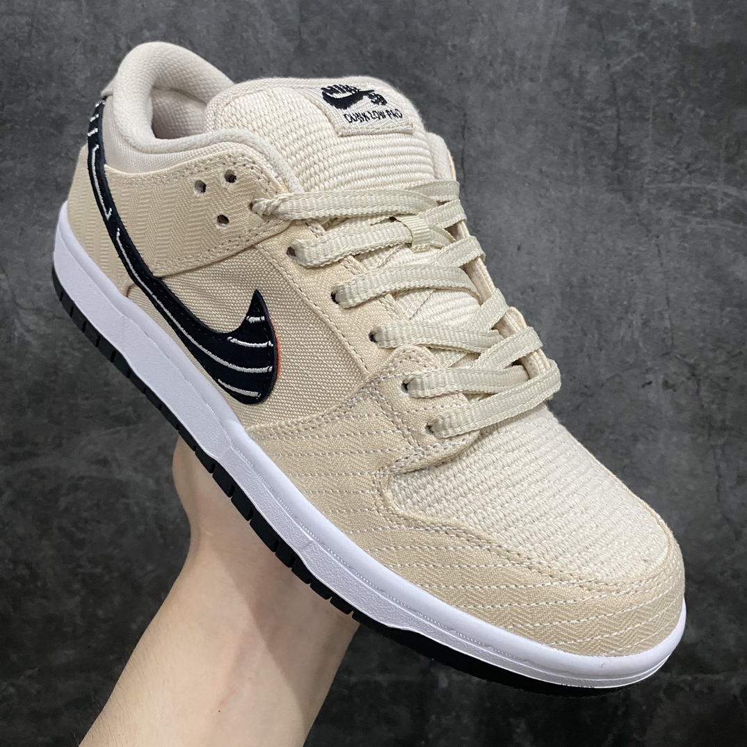 图片[3]-【Top版本】Albino & Preto x Nike SB Dunk Low\”Jiu Jitsu\”扣篮系列低帮休闲运动滑板板鞋“联名骨白黑刺绣刮刮乐”FD2627-200nn男女鞋真标半码制n升级原厂更新数据窄楦翘头版型n采用耐磨厚实全工艺帆布贴合双层“刮刮乐”鞋面材质n正确后跟反口里弧度 原厂中底布正确印刷n鞋垫嵌EVA缓震物料及Air Zoom气垫#外置RB耐磨橡胶大底n 尺码：36 36.5 37.5 38 38.5 39 40 40.5 41 42 42.5 43 44 44.5 45 46 47.5n今年的SB Dunk联名合作不断，虽然4个多月就要结束但还有新款会上线。前段时间海外称曝光了一双Albino & Preto联名，不知道鞋友们是否有印象，而这双SB Dunk合作似乎还有惊喜出现。今天海外更新了Albino & Preto联名的，这双SB Dunk合作款以米白色为主题搭配带有白色线条的黑色Swoosh，后跟则是该品牌标志，材质方面使用了编织面料制成。虽然这双SB Dunk联名看上去平平无奇，但看到这鞋面相信很多鞋友都猜到会和撕撕乐有关了，隐藏在编织面料下面的是红蓝紫主题与鞋垫配色方案相呼应，并且官方还配有5副鞋带可随意组合搭配。-莆田鞋批发中心