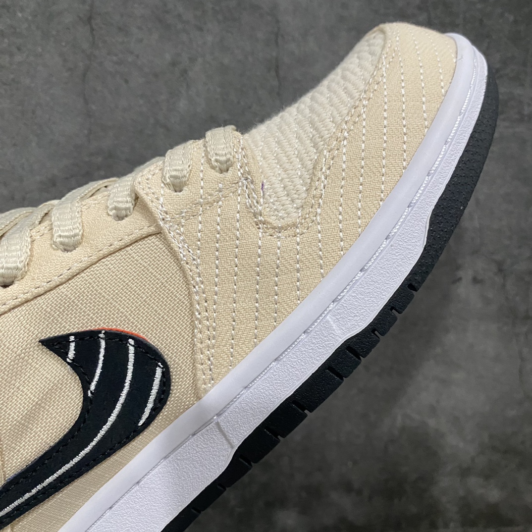 图片[6]-【Top版本】Albino & Preto x Nike SB Dunk Low\”Jiu Jitsu\”扣篮系列低帮休闲运动滑板板鞋“联名骨白黑刺绣刮刮乐”FD2627-200nn男女鞋真标半码制n升级原厂更新数据窄楦翘头版型n采用耐磨厚实全工艺帆布贴合双层“刮刮乐”鞋面材质n正确后跟反口里弧度 原厂中底布正确印刷n鞋垫嵌EVA缓震物料及Air Zoom气垫#外置RB耐磨橡胶大底n 尺码：36 36.5 37.5 38 38.5 39 40 40.5 41 42 42.5 43 44 44.5 45 46 47.5n今年的SB Dunk联名合作不断，虽然4个多月就要结束但还有新款会上线。前段时间海外称曝光了一双Albino & Preto联名，不知道鞋友们是否有印象，而这双SB Dunk合作似乎还有惊喜出现。今天海外更新了Albino & Preto联名的，这双SB Dunk合作款以米白色为主题搭配带有白色线条的黑色Swoosh，后跟则是该品牌标志，材质方面使用了编织面料制成。虽然这双SB Dunk联名看上去平平无奇，但看到这鞋面相信很多鞋友都猜到会和撕撕乐有关了，隐藏在编织面料下面的是红蓝紫主题与鞋垫配色方案相呼应，并且官方还配有5副鞋带可随意组合搭配。-莆田鞋批发中心