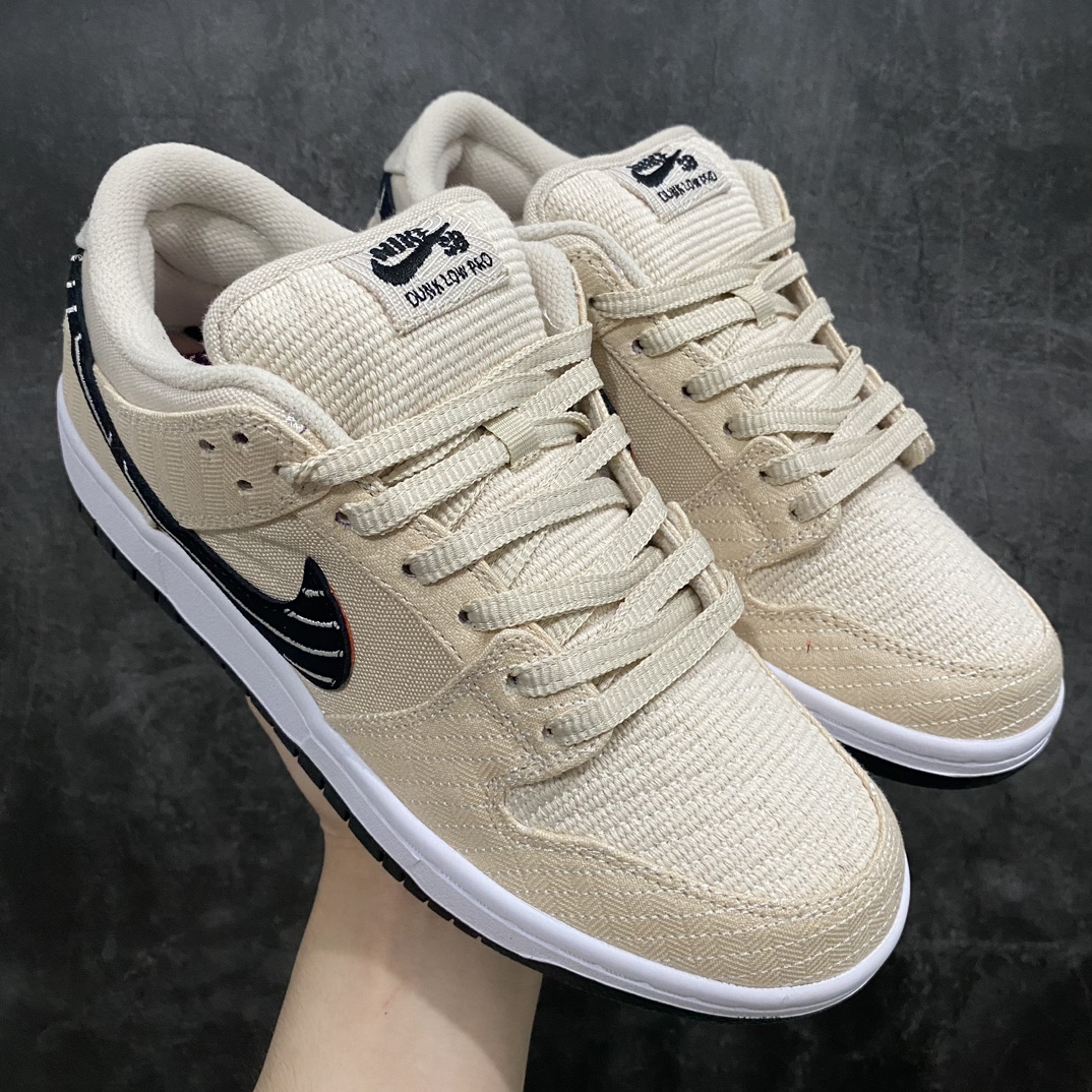 【Top版本】Albino & Preto x Nike SB Dunk Low\”Jiu Jitsu\”扣篮系列低帮休闲运动滑板板鞋“联名骨白黑刺绣刮刮乐”FD2627-200nn男女鞋真标半码制n升级原厂更新数据窄楦翘头版型n采用耐磨厚实全工艺帆布贴合双层“刮刮乐”鞋面材质n正确后跟反口里弧度 原厂中底布正确印刷n鞋垫嵌EVA缓震物料及Air Zoom气垫#外置RB耐磨橡胶大底n 尺码：36 36.5 37.5 38 38.5 39 40 40.5 41 42 42.5 43 44 44.5 45 46 47.5n今年的SB Dunk联名合作不断，虽然4个多月就要结束但还有新款会上线。前段时间海外称曝光了一双Albino & Preto联名，不知道鞋友们是否有印象，而这双SB Dunk合作似乎还有惊喜出现。今天海外更新了Albino & Preto联名的，这双SB Dunk合作款以米白色为主题搭配带有白色线条的黑色Swoosh，后跟则是该品牌标志，材质方面使用了编织面料制成。虽然这双SB Dunk联名看上去平平无奇，但看到这鞋面相信很多鞋友都猜到会和撕撕乐有关了，隐藏在编织面料下面的是红蓝紫主题与鞋垫配色方案相呼应，并且官方还配有5副鞋带可随意组合搭配。-莆田鞋批发中心