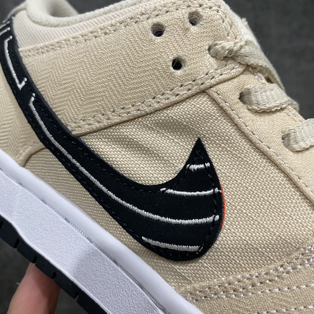 图片[4]-【Top版本】Albino & Preto x Nike SB Dunk Low\”Jiu Jitsu\”扣篮系列低帮休闲运动滑板板鞋“联名骨白黑刺绣刮刮乐”FD2627-200nn男女鞋真标半码制n升级原厂更新数据窄楦翘头版型n采用耐磨厚实全工艺帆布贴合双层“刮刮乐”鞋面材质n正确后跟反口里弧度 原厂中底布正确印刷n鞋垫嵌EVA缓震物料及Air Zoom气垫#外置RB耐磨橡胶大底n 尺码：36 36.5 37.5 38 38.5 39 40 40.5 41 42 42.5 43 44 44.5 45 46 47.5n今年的SB Dunk联名合作不断，虽然4个多月就要结束但还有新款会上线。前段时间海外称曝光了一双Albino & Preto联名，不知道鞋友们是否有印象，而这双SB Dunk合作似乎还有惊喜出现。今天海外更新了Albino & Preto联名的，这双SB Dunk合作款以米白色为主题搭配带有白色线条的黑色Swoosh，后跟则是该品牌标志，材质方面使用了编织面料制成。虽然这双SB Dunk联名看上去平平无奇，但看到这鞋面相信很多鞋友都猜到会和撕撕乐有关了，隐藏在编织面料下面的是红蓝紫主题与鞋垫配色方案相呼应，并且官方还配有5副鞋带可随意组合搭配。-莆田鞋批发中心