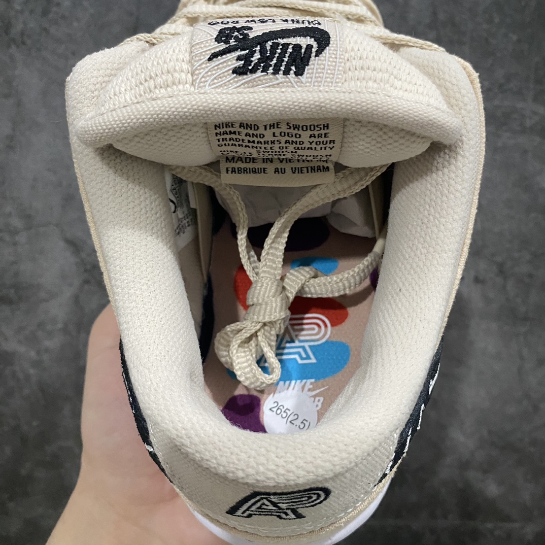 图片[7]-【Top版本】Albino & Preto x Nike SB Dunk Low\”Jiu Jitsu\”扣篮系列低帮休闲运动滑板板鞋“联名骨白黑刺绣刮刮乐”FD2627-200nn男女鞋真标半码制n升级原厂更新数据窄楦翘头版型n采用耐磨厚实全工艺帆布贴合双层“刮刮乐”鞋面材质n正确后跟反口里弧度 原厂中底布正确印刷n鞋垫嵌EVA缓震物料及Air Zoom气垫#外置RB耐磨橡胶大底n 尺码：36 36.5 37.5 38 38.5 39 40 40.5 41 42 42.5 43 44 44.5 45 46 47.5n今年的SB Dunk联名合作不断，虽然4个多月就要结束但还有新款会上线。前段时间海外称曝光了一双Albino & Preto联名，不知道鞋友们是否有印象，而这双SB Dunk合作似乎还有惊喜出现。今天海外更新了Albino & Preto联名的，这双SB Dunk合作款以米白色为主题搭配带有白色线条的黑色Swoosh，后跟则是该品牌标志，材质方面使用了编织面料制成。虽然这双SB Dunk联名看上去平平无奇，但看到这鞋面相信很多鞋友都猜到会和撕撕乐有关了，隐藏在编织面料下面的是红蓝紫主题与鞋垫配色方案相呼应，并且官方还配有5副鞋带可随意组合搭配。-莆田鞋批发中心