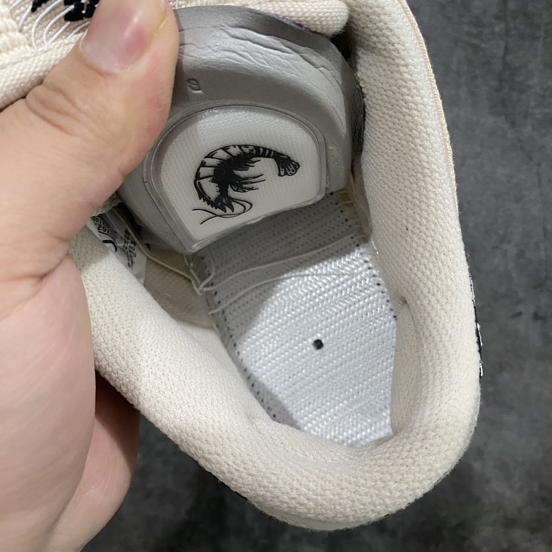 图片[6]-【Top版本】Albino & Preto x Nike SB Dunk Low\”Jiu Jitsu\”扣篮系列低帮休闲运动滑板板鞋“联名骨白黑刺绣刮刮乐”FD2627-200nn男女鞋真标半码制n升级原厂更新数据窄楦翘头版型n采用耐磨厚实全工艺帆布贴合双层“刮刮乐”鞋面材质n正确后跟反口里弧度 原厂中底布正确印刷n鞋垫嵌EVA缓震物料及Air Zoom气垫#外置RB耐磨橡胶大底n 尺码：36 36.5 37.5 38 38.5 39 40 40.5 41 42 42.5 43 44 44.5 45 46 47.5n今年的SB Dunk联名合作不断，虽然4个多月就要结束但还有新款会上线。前段时间海外称曝光了一双Albino & Preto联名，不知道鞋友们是否有印象，而这双SB Dunk合作似乎还有惊喜出现。今天海外更新了Albino & Preto联名的，这双SB Dunk合作款以米白色为主题搭配带有白色线条的黑色Swoosh，后跟则是该品牌标志，材质方面使用了编织面料制成。虽然这双SB Dunk联名看上去平平无奇，但看到这鞋面相信很多鞋友都猜到会和撕撕乐有关了，隐藏在编织面料下面的是红蓝紫主题与鞋垫配色方案相呼应，并且官方还配有5副鞋带可随意组合搭配。-莆田鞋批发中心