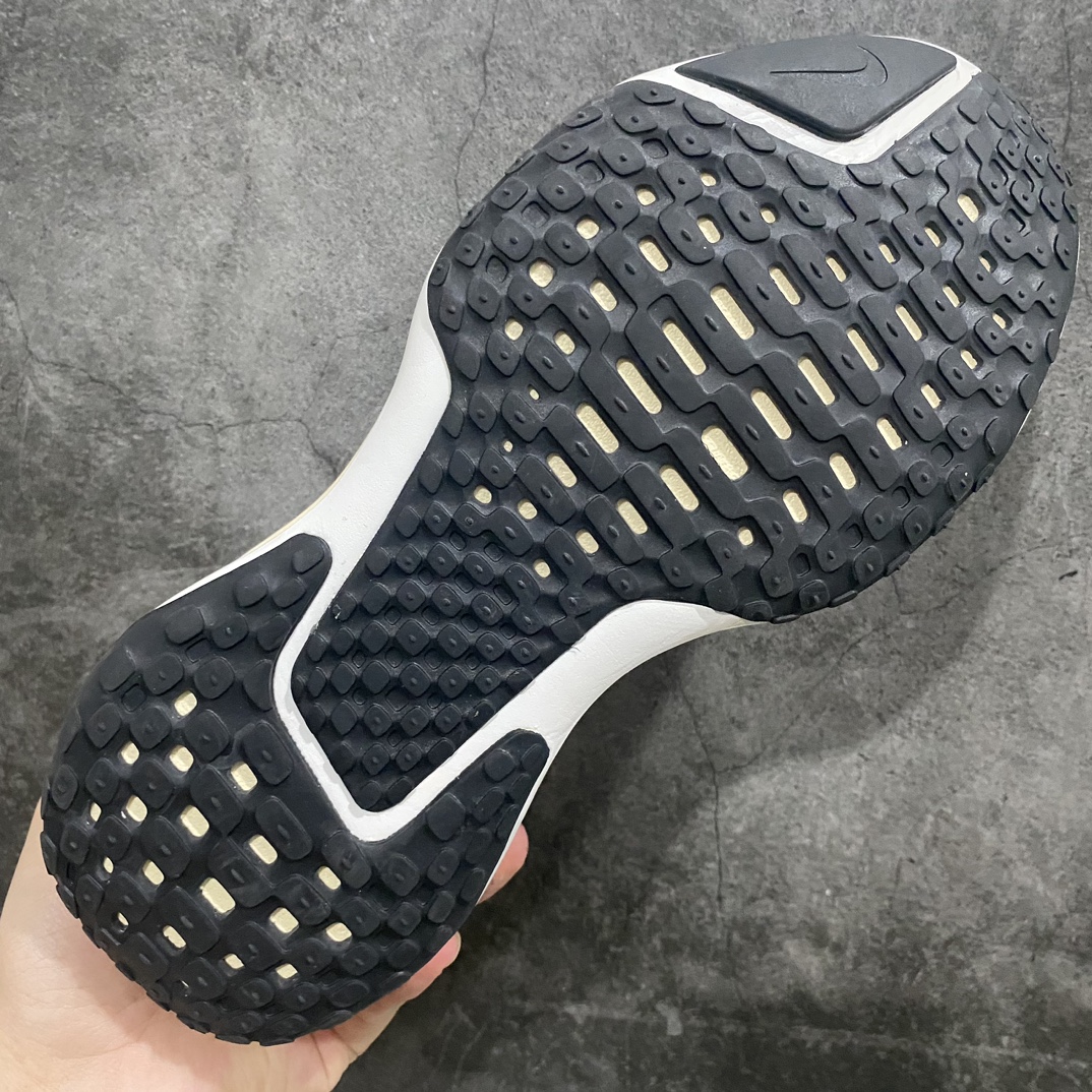 图片[9]-【公司级】Nike ZOOMX invinclble Run FK 3 短跑马拉松系带系列轻量休闲运动慢跑鞋 ！nn此鞋专为短跑运动员而生，是为 5 至 10 公里距离的赛事和训练打造。整体设计採用流线型的轻质工程网眼材质构成鞋面，并与其他 Nike Running 旗舰鞋款同样搭载全脚掌 ZoomX 缓衝中底，搭配 Pebax 物料与橡胶外底。ZoomX StreakFly 首发配色以“Prototype”呈现，其灵感是来自开发期间的磨损测试，透过编号的标记与内侧的预期跑步距离突出研发过程。 货号 DR2615-001nSize 36-45-莆田鞋批发中心