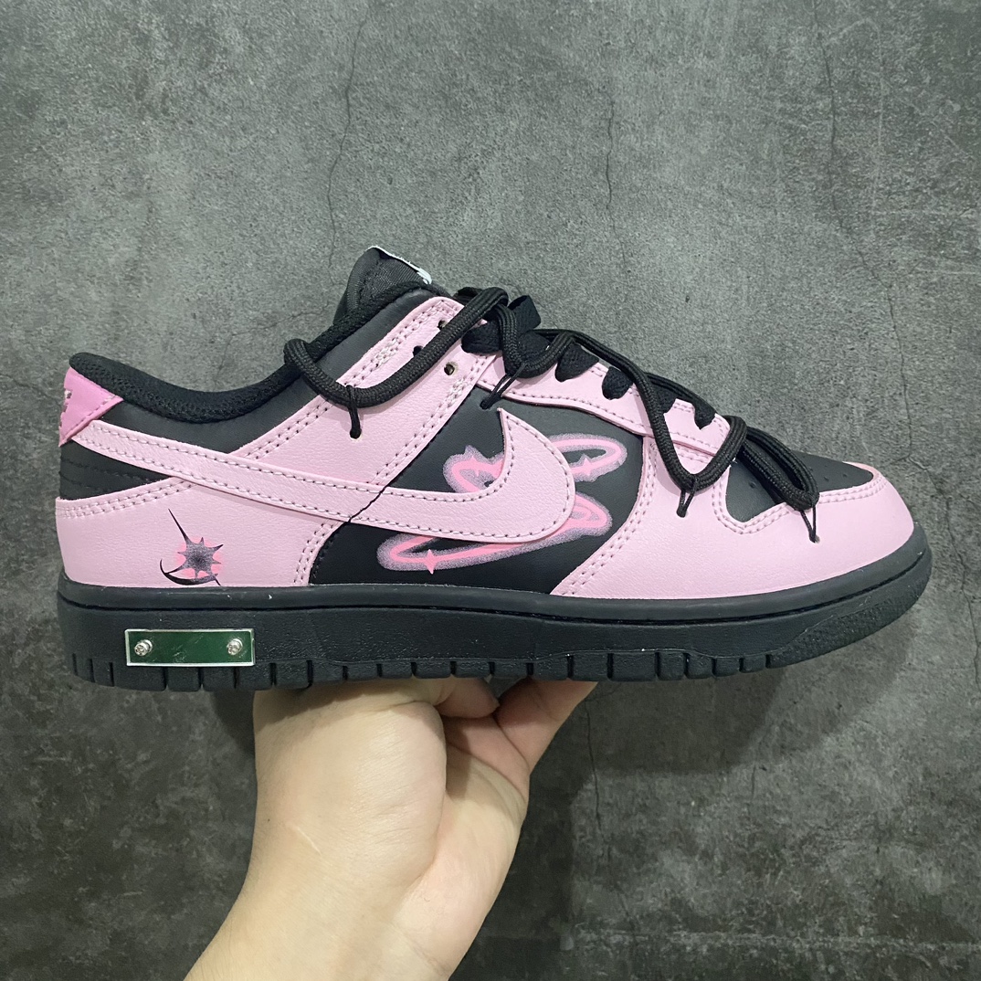 【神版】Nike Dunk Low 霓虹星际 黑粉 全套原厂楦头原纸板数据档案倾力打造原汁原味 极致还原 圈内最强针车工艺高端零售指定版 超高清洁度 全鞋零毛边皮料切割n整鞋以Y2K为设计风格，采用了对比强烈的黑粉配色。鞋身设计了霓虹线条和流星闪光图案，鲜明的视觉效果，凸显虛拟未来感。搭配镜面银亚克力板，模拟金属质感，来描绘具有未来科技感的超现实主义幻想。 货号：FD1232-001nSize:：36-46-莆田鞋批发中心