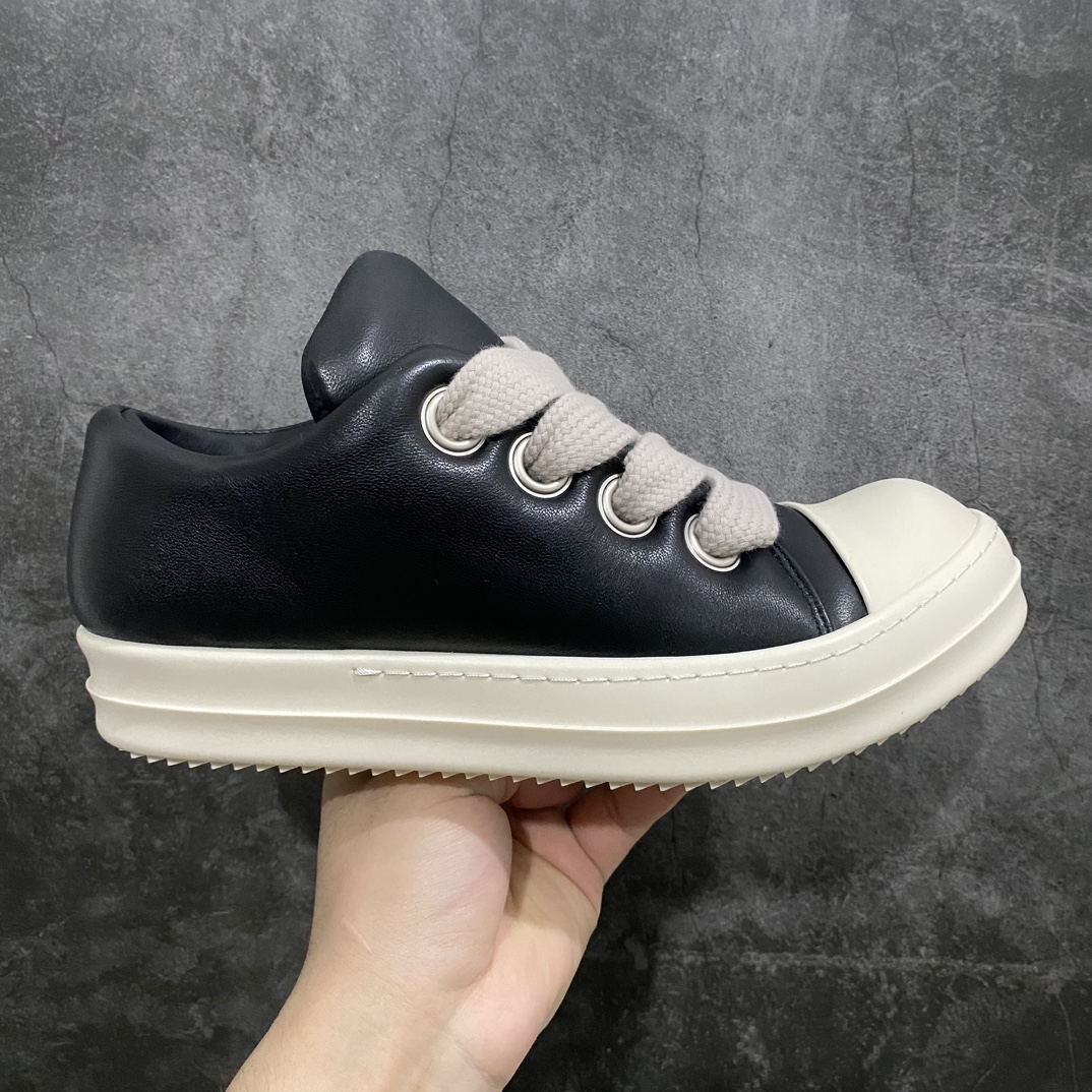 【渠道版】Rick Owens RO FW23 LUXOR 瑞克·欧文斯低帮皮面时尚运动板鞋面包鞋 黑白 ZP拆解原版1:1复模裁片纸格 力求做到0错位 这样才能达到和zp一致的鞋型味道 历时3月重新开模 采用进口cnc数控机床开发对版独家tpu奶香大底 区别于市场所有版本 zp同源全头层粒面小牛皮 达到和zp一致手感 原厂进口细纹布 万邦订购原厂高弹粉红色海绵  尺码：35 36 37 38 39 40 41 42 43 44 45 46n-莆田鞋批发中心