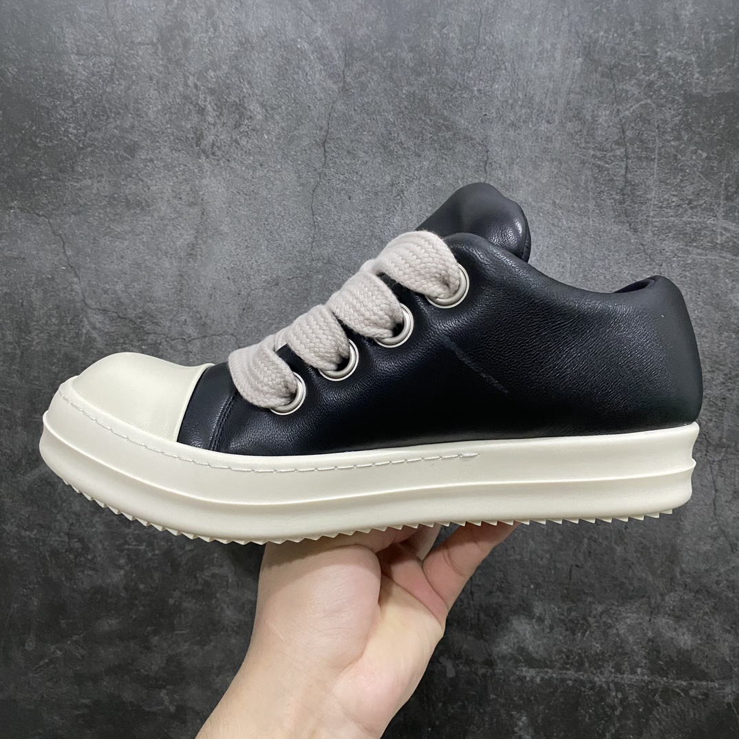 图片[2]-【渠道版】Rick Owens RO FW23 LUXOR 瑞克·欧文斯低帮皮面时尚运动板鞋面包鞋 黑白 ZP拆解原版1:1复模裁片纸格 力求做到0错位 这样才能达到和zp一致的鞋型味道 历时3月重新开模 采用进口cnc数控机床开发对版独家tpu奶香大底 区别于市场所有版本 zp同源全头层粒面小牛皮 达到和zp一致手感 原厂进口细纹布 万邦订购原厂高弹粉红色海绵  尺码：35 36 37 38 39 40 41 42 43 44 45 46n-莆田鞋批发中心