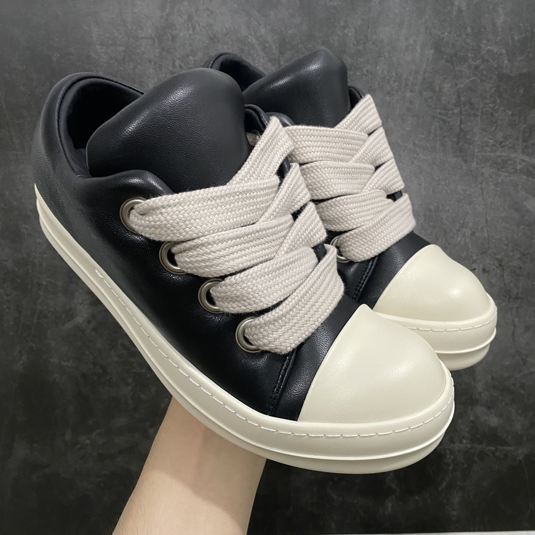 【渠道版】Rick Owens RO FW23 LUXOR 瑞克·欧文斯低帮皮面时尚运动板鞋面包鞋 黑白 ZP拆解原版1:1复模裁片纸格 力求做到0错位 这样才能达到和zp一致的鞋型味道 历时3月重新开模 采用进口cnc数控机床开发对版独家tpu奶香大底 区别于市场所有版本 zp同源全头层粒面小牛皮 达到和zp一致手感 原厂进口细纹布 万邦订购原厂高弹粉红色海绵  尺码：35 36 37 38 39 40 41 42 43 44 45 46n-莆田鞋批发中心