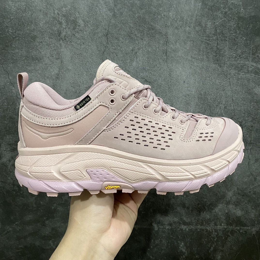 【纯原版】HOKA ONE ONE Tor Uitra Low托亚潮流户外越野登山功能鞋 男女同款 粉色n鞋款利用机能、户外、复古元素将都市型格与户外机能无缝结合 既能自由穿梭于城市的钢筋水泥之间 也能轻松演绎山系潮流搭配 全粒面皮革结合模压鞋口 提升持久耐穿度 直至鞋头的鞋带设计 舒适灵活的调节 搭配鞋头处HOKA ONE ONE飞翼纹饰 营造了个性十足的张扬气场 Tor Ultra 配备 Vibram® 鞋底与 EVA 和RMAT® 中底 给穿著者最佳的抓地力及舒适性 另外中底的金属摇杆可稳定脚部行程 当走过崎岖山路时依然让脚部得到平稳的感觉 而整对鞋以皮革和耐用尼龙布材打造 与坚固的鞋底相结合，可以牢固地支撑脚部和脚踝 另外外层搭载的Event技术 保持鞋履防水以及鞋内透气作用SIZE：36 36.5 37 38 38.5 39 40 40.5 41 42 42.5 43 44 44.5 45-莆田鞋批发中心