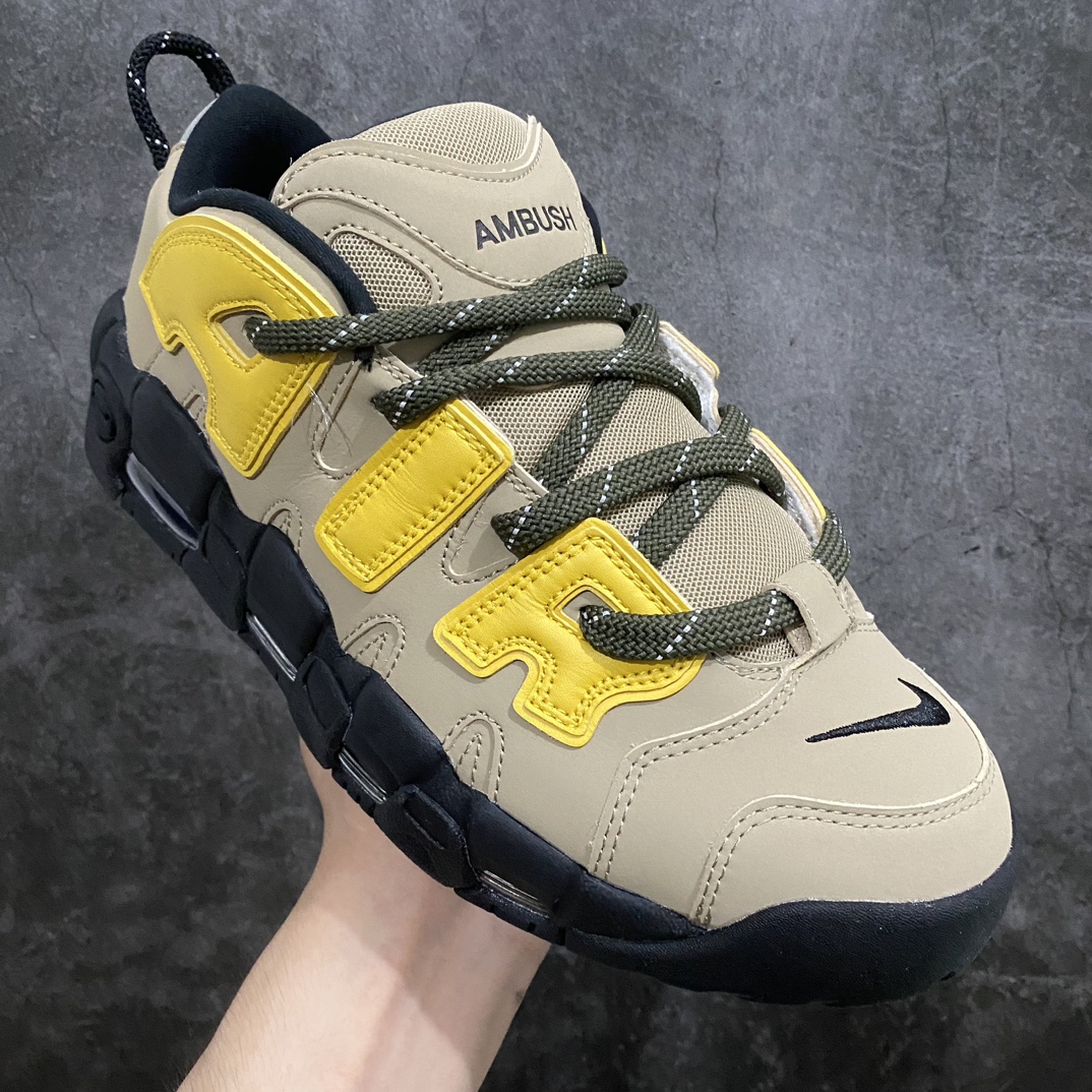 图片[3]-【CK版本】AMBUSH x NK Air More Uptempo Low 皮蓬一代系列低帮经典高街百搭休闲运动文化篮球鞋 棕褐色 FB1299-200nn专业皮蓬大厂出品n经验工艺成熟 细节正确 区别市场提前出货批次n正确粗鞋带 正确鞋舌字体 正确鞋后跟反口弧度不臃肿n欢迎对比任意细节 品质绝对遥遥领先💪🏻nn在经历了Ambush × Air More Uptempo Low首发配色发售 以及小丑配色的多次曝光之后 最后一双黑武士配色也在刚刚被Yoon姐穿了出来 看来马上就是安排下一轮的发售了 这波卖力凹造型也是为自己的新鞋造势 虽然这双黑武士配色应该是曝光三双配色中最普通低调的，但却有着权志龙同款的NK Air Uptempo 黑武士属性加持…此番将经典爆款改为低帮 顺便在后跟处以及鞋舌处加入了Ambush的联名标识 设计上虽然变动不多 但从整体搭配上来说 这双黑武士配色确实不会出错 机能风拉满~这双新款的Ambush x NK Air More Uptempo Low 预计将于今年正式上线 下面附上鞋款信息 感兴趣的各位不要错过了~ 尺码：36 36.5 37.5 38 38.5 39 40 40.5 41 42 42.5 43 44 45-莆田鞋批发中心