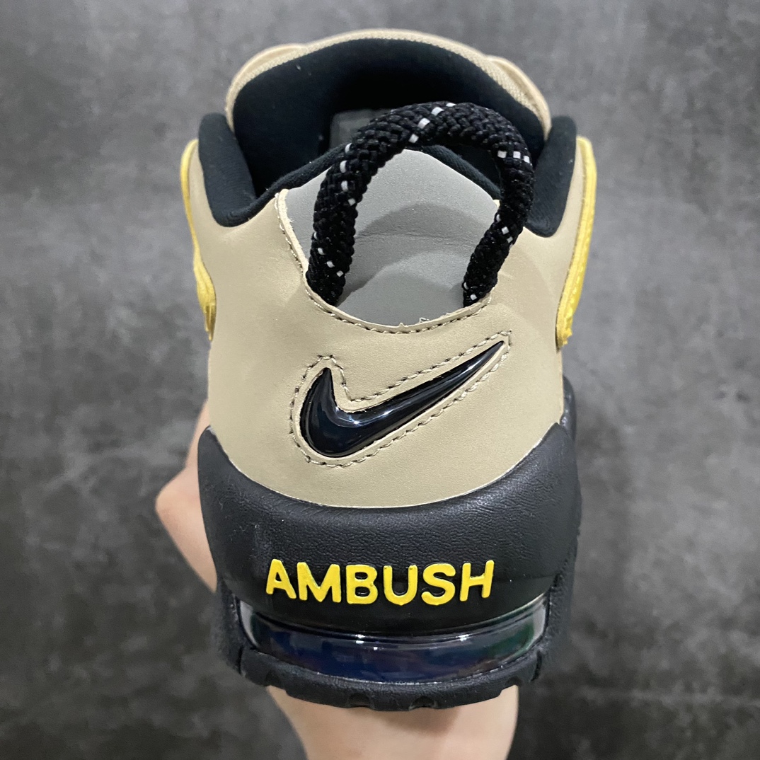 图片[4]-【CK版本】AMBUSH x NK Air More Uptempo Low 皮蓬一代系列低帮经典高街百搭休闲运动文化篮球鞋 棕褐色 FB1299-200nn专业皮蓬大厂出品n经验工艺成熟 细节正确 区别市场提前出货批次n正确粗鞋带 正确鞋舌字体 正确鞋后跟反口弧度不臃肿n欢迎对比任意细节 品质绝对遥遥领先💪🏻nn在经历了Ambush × Air More Uptempo Low首发配色发售 以及小丑配色的多次曝光之后 最后一双黑武士配色也在刚刚被Yoon姐穿了出来 看来马上就是安排下一轮的发售了 这波卖力凹造型也是为自己的新鞋造势 虽然这双黑武士配色应该是曝光三双配色中最普通低调的，但却有着权志龙同款的NK Air Uptempo 黑武士属性加持…此番将经典爆款改为低帮 顺便在后跟处以及鞋舌处加入了Ambush的联名标识 设计上虽然变动不多 但从整体搭配上来说 这双黑武士配色确实不会出错 机能风拉满~这双新款的Ambush x NK Air More Uptempo Low 预计将于今年正式上线 下面附上鞋款信息 感兴趣的各位不要错过了~ 尺码：36 36.5 37.5 38 38.5 39 40 40.5 41 42 42.5 43 44 45-莆田鞋批发中心