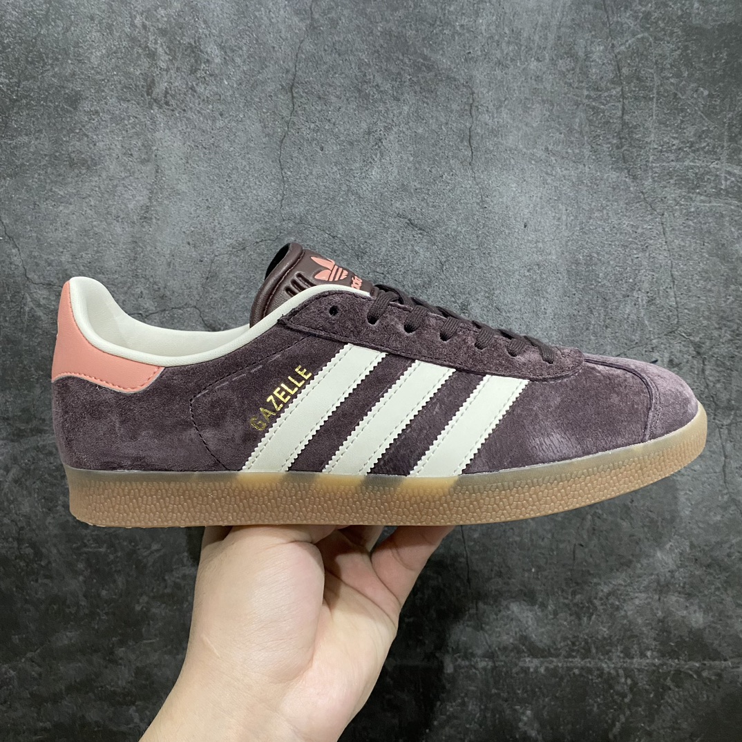 【纯原版】Ad Originals Gazelle W 棕粉色 三叶草复古休闲防滑耐磨低帮板鞋 货号：IF3233爆款配色来袭 官方zp市售1000+，市场最高版本完美还原zp细节，注意区别市场任何版本，完全不是一路货色‼️n全鞋原材料打造，鞋面绒感超强，无任何色差，正确鞋型，后跟港宝材料定型，正确微透生胶大底，反口内里头层细腻小牛皮，纸板中底 鞋垫背胶，侧面正确烫金压印字母，所有细节完美还原‼️ 尺码：35 36 36.5 37 38 38.5 39 40 40.5 41 42 42.5 43 44 44.5 45-莆田鞋批发中心