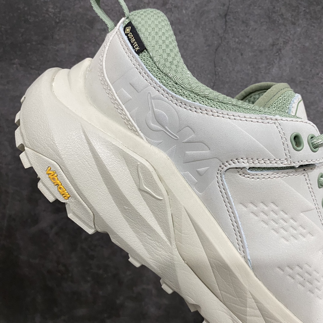 图片[7]-HOKA ONE ONE Kaha 2 GTX 耐磨減震低帮户外功能运动鞋 卡哈系列厚底轻量坦克军靴户外登山运动鞋 正品代工厂版 原楦数据开发版型 采用磨砂牛剖革鞋面材质 轻量化材料Fresh Foam超轻量中底 复古老爹厚底旅游鞋火了 最潮户外鞋 2009年由法籍超马跑者 Nicolas Mermoud 及 Jean-Luc Diard 成立的运动鞋品牌 HOKA ONE ONE 最让人印象深刻超级厚的鞋底 看起来很重但实际上非常轻盈 轻量厚底的鞋底反而能够给跑者更稳定的缓震效果 在跑界相当有名 也陆续出了登山鞋、徒步鞋、慢跑鞋几种专门鞋款 HOKA ONE ONE 鞋款颜色大多设计萤光或鲜艳色系 搭配上超大的Logo 虽然好穿好走好跑又轻 但称不上时髦 尺码：39 40 41 42 43 44 45 46-选品中心