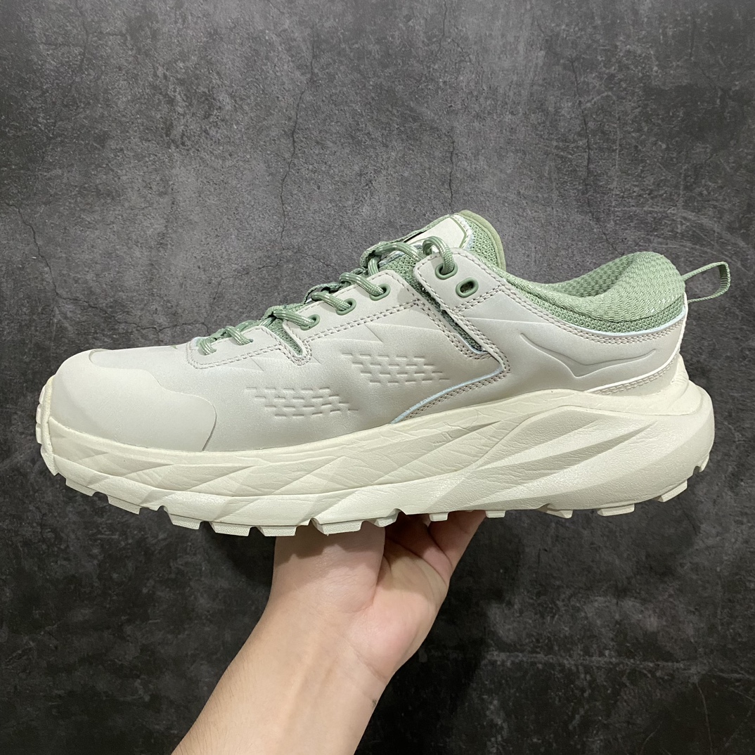 图片[2]-HOKA ONE ONE Kaha 2 GTX 耐磨減震低帮户外功能运动鞋 卡哈系列厚底轻量坦克军靴户外登山运动鞋 正品代工厂版 原楦数据开发版型 采用磨砂牛剖革鞋面材质 轻量化材料Fresh Foam超轻量中底 复古老爹厚底旅游鞋火了 最潮户外鞋 2009年由法籍超马跑者 Nicolas Mermoud 及 Jean-Luc Diard 成立的运动鞋品牌 HOKA ONE ONE 最让人印象深刻超级厚的鞋底 看起来很重但实际上非常轻盈 轻量厚底的鞋底反而能够给跑者更稳定的缓震效果 在跑界相当有名 也陆续出了登山鞋、徒步鞋、慢跑鞋几种专门鞋款 HOKA ONE ONE 鞋款颜色大多设计萤光或鲜艳色系 搭配上超大的Logo 虽然好穿好走好跑又轻 但称不上时髦 尺码：39 40 41 42 43 44 45 46-选品中心