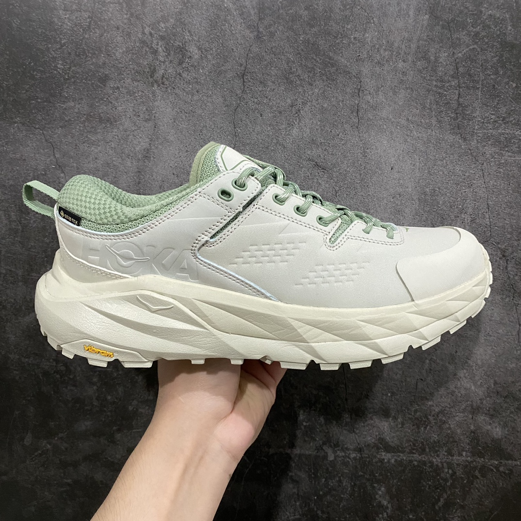 HOKA ONE ONE Kaha 2 GTX 耐磨減震低帮户外功能运动鞋 卡哈系列厚底轻量坦克军靴户外登山运动鞋 正品代工厂版 原楦数据开发版型 采用磨砂牛剖革鞋面材质 轻量化材料Fresh Foam超轻量中底 复古老爹厚底旅游鞋火了 最潮户外鞋 2009年由法籍超马跑者 Nicolas Mermoud 及 Jean-Luc Diard 成立的运动鞋品牌 HOKA ONE ONE 最让人印象深刻超级厚的鞋底 看起来很重但实际上非常轻盈 轻量厚底的鞋底反而能够给跑者更稳定的缓震效果 在跑界相当有名 也陆续出了登山鞋、徒步鞋、慢跑鞋几种专门鞋款 HOKA ONE ONE 鞋款颜色大多设计萤光或鲜艳色系 搭配上超大的Logo 虽然好穿好走好跑又轻 但称不上时髦 尺码:39 40 41 42 43 44 45 46-选品中心