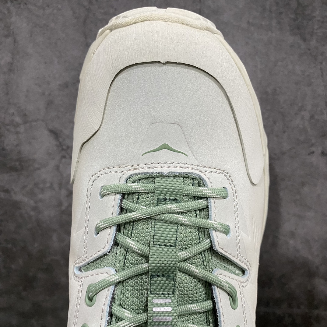 图片[5]-HOKA ONE ONE Kaha 2 GTX 耐磨減震低帮户外功能运动鞋 卡哈系列厚底轻量坦克军靴户外登山运动鞋 正品代工厂版 原楦数据开发版型 采用磨砂牛剖革鞋面材质 轻量化材料Fresh Foam超轻量中底 复古老爹厚底旅游鞋火了 最潮户外鞋 2009年由法籍超马跑者 Nicolas Mermoud 及 Jean-Luc Diard 成立的运动鞋品牌 HOKA ONE ONE 最让人印象深刻超级厚的鞋底 看起来很重但实际上非常轻盈 轻量厚底的鞋底反而能够给跑者更稳定的缓震效果 在跑界相当有名 也陆续出了登山鞋、徒步鞋、慢跑鞋几种专门鞋款 HOKA ONE ONE 鞋款颜色大多设计萤光或鲜艳色系 搭配上超大的Logo 虽然好穿好走好跑又轻 但称不上时髦 尺码：39 40 41 42 43 44 45 46-选品中心