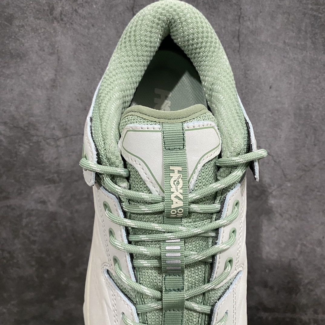 图片[8]-HOKA ONE ONE Kaha 2 GTX 耐磨減震低帮户外功能运动鞋 卡哈系列厚底轻量坦克军靴户外登山运动鞋 正品代工厂版 原楦数据开发版型 采用磨砂牛剖革鞋面材质 轻量化材料Fresh Foam超轻量中底 复古老爹厚底旅游鞋火了 最潮户外鞋 2009年由法籍超马跑者 Nicolas Mermoud 及 Jean-Luc Diard 成立的运动鞋品牌 HOKA ONE ONE 最让人印象深刻超级厚的鞋底 看起来很重但实际上非常轻盈 轻量厚底的鞋底反而能够给跑者更稳定的缓震效果 在跑界相当有名 也陆续出了登山鞋、徒步鞋、慢跑鞋几种专门鞋款 HOKA ONE ONE 鞋款颜色大多设计萤光或鲜艳色系 搭配上超大的Logo 虽然好穿好走好跑又轻 但称不上时髦 尺码：39 40 41 42 43 44 45 46-选品中心