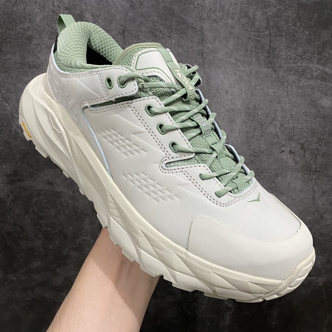 图片[3]-HOKA ONE ONE Kaha 2 GTX 耐磨減震低帮户外功能运动鞋 卡哈系列厚底轻量坦克军靴户外登山运动鞋 正品代工厂版 原楦数据开发版型 采用磨砂牛剖革鞋面材质 轻量化材料Fresh Foam超轻量中底 复古老爹厚底旅游鞋火了 最潮户外鞋 2009年由法籍超马跑者 Nicolas Mermoud 及 Jean-Luc Diard 成立的运动鞋品牌 HOKA ONE ONE 最让人印象深刻超级厚的鞋底 看起来很重但实际上非常轻盈 轻量厚底的鞋底反而能够给跑者更稳定的缓震效果 在跑界相当有名 也陆续出了登山鞋、徒步鞋、慢跑鞋几种专门鞋款 HOKA ONE ONE 鞋款颜色大多设计萤光或鲜艳色系 搭配上超大的Logo 虽然好穿好走好跑又轻 但称不上时髦 尺码：39 40 41 42 43 44 45 46-选品中心