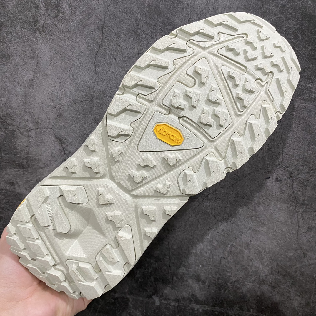 图片[9]-HOKA ONE ONE Kaha 2 GTX 耐磨減震低帮户外功能运动鞋 卡哈系列厚底轻量坦克军靴户外登山运动鞋 正品代工厂版 原楦数据开发版型 采用磨砂牛剖革鞋面材质 轻量化材料Fresh Foam超轻量中底 复古老爹厚底旅游鞋火了 最潮户外鞋 2009年由法籍超马跑者 Nicolas Mermoud 及 Jean-Luc Diard 成立的运动鞋品牌 HOKA ONE ONE 最让人印象深刻超级厚的鞋底 看起来很重但实际上非常轻盈 轻量厚底的鞋底反而能够给跑者更稳定的缓震效果 在跑界相当有名 也陆续出了登山鞋、徒步鞋、慢跑鞋几种专门鞋款 HOKA ONE ONE 鞋款颜色大多设计萤光或鲜艳色系 搭配上超大的Logo 虽然好穿好走好跑又轻 但称不上时髦 尺码：39 40 41 42 43 44 45 46-选品中心