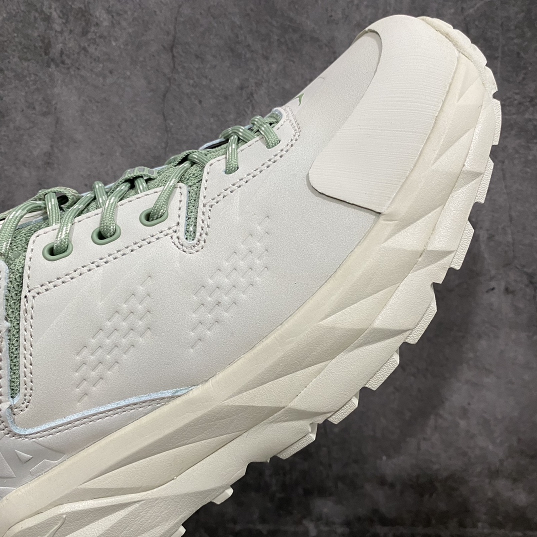 图片[6]-HOKA ONE ONE Kaha 2 GTX 耐磨減震低帮户外功能运动鞋 卡哈系列厚底轻量坦克军靴户外登山运动鞋 正品代工厂版 原楦数据开发版型 采用磨砂牛剖革鞋面材质 轻量化材料Fresh Foam超轻量中底 复古老爹厚底旅游鞋火了 最潮户外鞋 2009年由法籍超马跑者 Nicolas Mermoud 及 Jean-Luc Diard 成立的运动鞋品牌 HOKA ONE ONE 最让人印象深刻超级厚的鞋底 看起来很重但实际上非常轻盈 轻量厚底的鞋底反而能够给跑者更稳定的缓震效果 在跑界相当有名 也陆续出了登山鞋、徒步鞋、慢跑鞋几种专门鞋款 HOKA ONE ONE 鞋款颜色大多设计萤光或鲜艳色系 搭配上超大的Logo 虽然好穿好走好跑又轻 但称不上时髦 尺码：39 40 41 42 43 44 45 46-选品中心