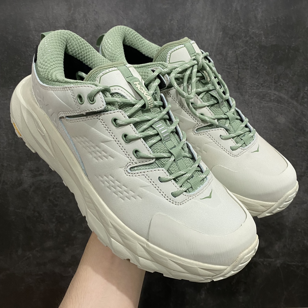 HOKA ONE ONE Kaha 2 GTX 耐磨減震低帮户外功能运动鞋 卡哈系列厚底轻量坦克军靴户外登山运动鞋 正品代工厂版 原楦数据开发版型 采用磨砂牛剖革鞋面材质 轻量化材料Fresh Foam超轻量中底 复古老爹厚底旅游鞋火了 最潮户外鞋 2009年由法籍超马跑者 Nicolas Mermoud 及 Jean-Luc Diard 成立的运动鞋品牌 HOKA ONE ONE 最让人印象深刻超级厚的鞋底 看起来很重但实际上非常轻盈 轻量厚底的鞋底反而能够给跑者更稳定的缓震效果 在跑界相当有名 也陆续出了登山鞋、徒步鞋、慢跑鞋几种专门鞋款 HOKA ONE ONE 鞋款颜色大多设计萤光或鲜艳色系 搭配上超大的Logo 虽然好穿好走好跑又轻 但称不上时髦 尺码:39 40 41 42 43 44 45 46-选品中心