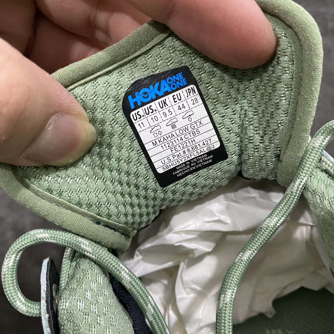 图片[4]-HOKA ONE ONE Kaha 2 GTX 耐磨減震低帮户外功能运动鞋 卡哈系列厚底轻量坦克军靴户外登山运动鞋 正品代工厂版 原楦数据开发版型 采用磨砂牛剖革鞋面材质 轻量化材料Fresh Foam超轻量中底 复古老爹厚底旅游鞋火了 最潮户外鞋 2009年由法籍超马跑者 Nicolas Mermoud 及 Jean-Luc Diard 成立的运动鞋品牌 HOKA ONE ONE 最让人印象深刻超级厚的鞋底 看起来很重但实际上非常轻盈 轻量厚底的鞋底反而能够给跑者更稳定的缓震效果 在跑界相当有名 也陆续出了登山鞋、徒步鞋、慢跑鞋几种专门鞋款 HOKA ONE ONE 鞋款颜色大多设计萤光或鲜艳色系 搭配上超大的Logo 虽然好穿好走好跑又轻 但称不上时髦 尺码：39 40 41 42 43 44 45 46-选品中心