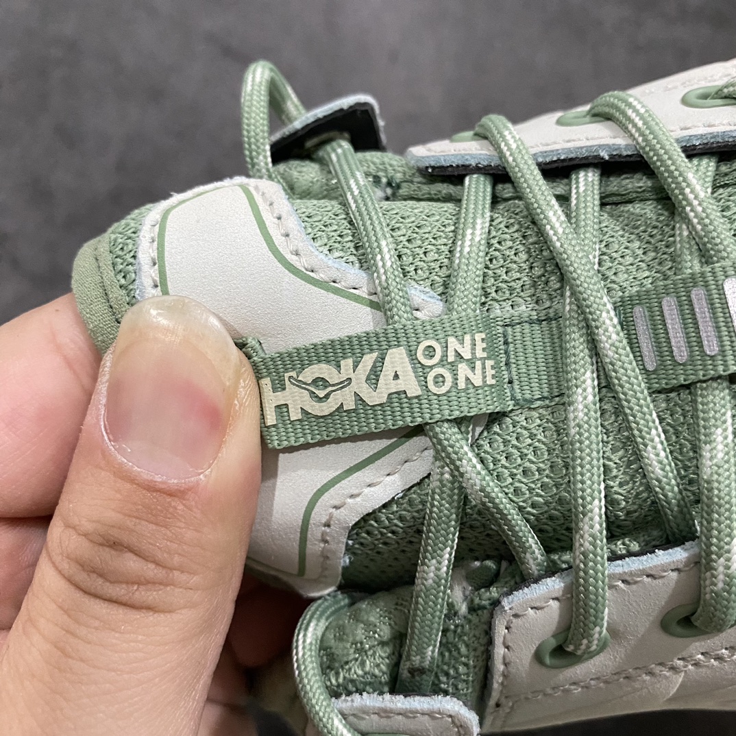 图片[7]-HOKA ONE ONE Kaha 2 GTX 耐磨減震低帮户外功能运动鞋 卡哈系列厚底轻量坦克军靴户外登山运动鞋 正品代工厂版 原楦数据开发版型 采用磨砂牛剖革鞋面材质 轻量化材料Fresh Foam超轻量中底 复古老爹厚底旅游鞋火了 最潮户外鞋 2009年由法籍超马跑者 Nicolas Mermoud 及 Jean-Luc Diard 成立的运动鞋品牌 HOKA ONE ONE 最让人印象深刻超级厚的鞋底 看起来很重但实际上非常轻盈 轻量厚底的鞋底反而能够给跑者更稳定的缓震效果 在跑界相当有名 也陆续出了登山鞋、徒步鞋、慢跑鞋几种专门鞋款 HOKA ONE ONE 鞋款颜色大多设计萤光或鲜艳色系 搭配上超大的Logo 虽然好穿好走好跑又轻 但称不上时髦 尺码：39 40 41 42 43 44 45 46-选品中心