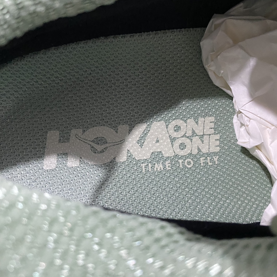 图片[5]-HOKA ONE ONE Kaha 2 GTX 耐磨減震低帮户外功能运动鞋 卡哈系列厚底轻量坦克军靴户外登山运动鞋 正品代工厂版 原楦数据开发版型 采用磨砂牛剖革鞋面材质 轻量化材料Fresh Foam超轻量中底 复古老爹厚底旅游鞋火了 最潮户外鞋 2009年由法籍超马跑者 Nicolas Mermoud 及 Jean-Luc Diard 成立的运动鞋品牌 HOKA ONE ONE 最让人印象深刻超级厚的鞋底 看起来很重但实际上非常轻盈 轻量厚底的鞋底反而能够给跑者更稳定的缓震效果 在跑界相当有名 也陆续出了登山鞋、徒步鞋、慢跑鞋几种专门鞋款 HOKA ONE ONE 鞋款颜色大多设计萤光或鲜艳色系 搭配上超大的Logo 虽然好穿好走好跑又轻 但称不上时髦 尺码：39 40 41 42 43 44 45 46-选品中心
