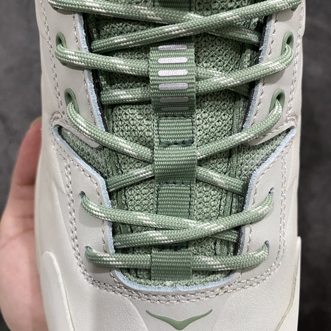 图片[2]-HOKA ONE ONE Kaha 2 GTX 耐磨減震低帮户外功能运动鞋 卡哈系列厚底轻量坦克军靴户外登山运动鞋 正品代工厂版 原楦数据开发版型 采用磨砂牛剖革鞋面材质 轻量化材料Fresh Foam超轻量中底 复古老爹厚底旅游鞋火了 最潮户外鞋 2009年由法籍超马跑者 Nicolas Mermoud 及 Jean-Luc Diard 成立的运动鞋品牌 HOKA ONE ONE 最让人印象深刻超级厚的鞋底 看起来很重但实际上非常轻盈 轻量厚底的鞋底反而能够给跑者更稳定的缓震效果 在跑界相当有名 也陆续出了登山鞋、徒步鞋、慢跑鞋几种专门鞋款 HOKA ONE ONE 鞋款颜色大多设计萤光或鲜艳色系 搭配上超大的Logo 虽然好穿好走好跑又轻 但称不上时髦 尺码：39 40 41 42 43 44 45 46-选品中心