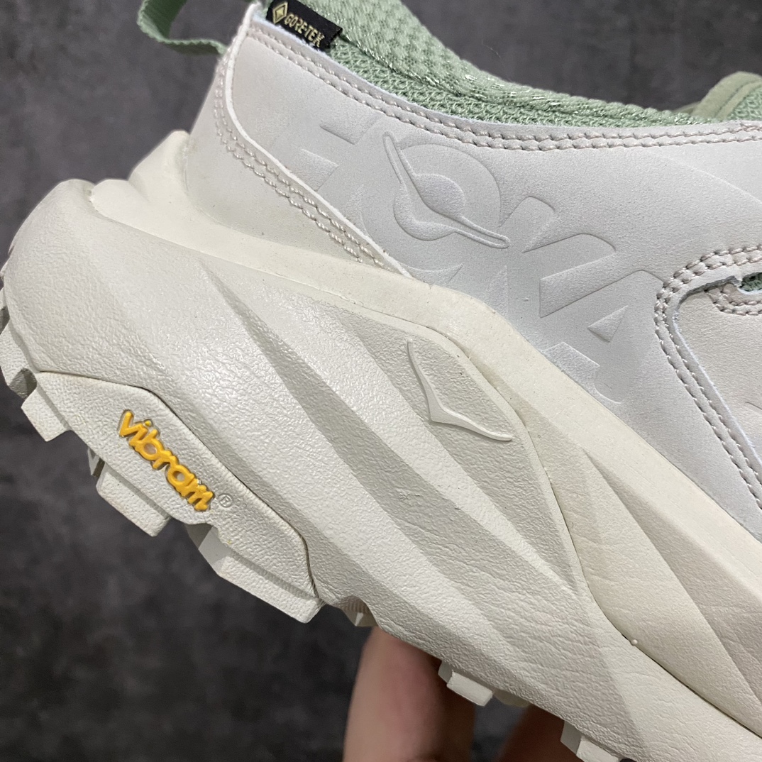 图片[3]-HOKA ONE ONE Kaha 2 GTX 耐磨減震低帮户外功能运动鞋 卡哈系列厚底轻量坦克军靴户外登山运动鞋 正品代工厂版 原楦数据开发版型 采用磨砂牛剖革鞋面材质 轻量化材料Fresh Foam超轻量中底 复古老爹厚底旅游鞋火了 最潮户外鞋 2009年由法籍超马跑者 Nicolas Mermoud 及 Jean-Luc Diard 成立的运动鞋品牌 HOKA ONE ONE 最让人印象深刻超级厚的鞋底 看起来很重但实际上非常轻盈 轻量厚底的鞋底反而能够给跑者更稳定的缓震效果 在跑界相当有名 也陆续出了登山鞋、徒步鞋、慢跑鞋几种专门鞋款 HOKA ONE ONE 鞋款颜色大多设计萤光或鲜艳色系 搭配上超大的Logo 虽然好穿好走好跑又轻 但称不上时髦 尺码：39 40 41 42 43 44 45 46-选品中心