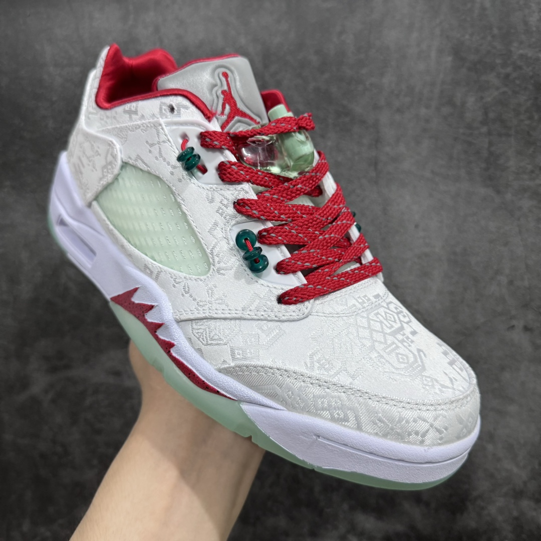 图片[3]-【原厂版本】CLOT x Air Jordan 5 Retro Low SP \”White Silk\” 低帮 20周年 白玉丝绸 AJ5 乔丹5代 aj5 乔5 低邦 中国玉 乔丹篮球鞋系列 整双鞋以中国风为主题展开设计，采用白红主调，鞋带扣、鞋侧透气网等细节都以红色点缀。白色鞋舌搭配红色Jumpman Logo及红色鞋带，鞋面使用细腻的尼龙材质打造，面料呈现出类似丝绸的质感，也是Clot联名的标志性设计之一。鞋带孔装饰有绿色透明串珠，同时鞋带还以红白相间的编织方式呈现，鞋身后侧刺绣有汉字“二三”字样，依旧流露出鲜明的中国元素，同时呼应了Jordan的经典元素。左、右脚后跟的 CLOT与Jumpmanj Logo和前掌绿色水晶外底中隐约透出的CLOT LOGO，都彰显出这双鞋的联名身份。值得说一下的是，这双鞋的中国玉水晶外底和鞋身后汉字“二三”都采用了夜光材质，在黑暗的环境中会有类似绿色玉石的发光，在很好的诠释了“中国玉”的主题。除鞋之外，在鞋垫排布CLOT与Jumpmang Logo玉石元素贯穿，鞋盒封绘也特别采用玉石纹理亮相，进一步凸显主题！ 货号：DM4640-100 尺码：36-47.5-莆田鞋批发中心