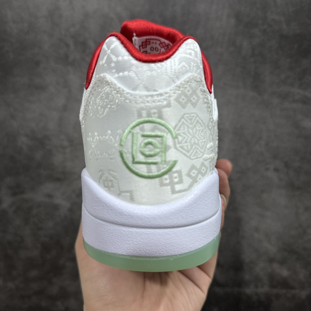 图片[4]-【原厂版本】CLOT x Air Jordan 5 Retro Low SP \”White Silk\” 低帮 20周年 白玉丝绸 AJ5 乔丹5代 aj5 乔5 低邦 中国玉 乔丹篮球鞋系列 整双鞋以中国风为主题展开设计，采用白红主调，鞋带扣、鞋侧透气网等细节都以红色点缀。白色鞋舌搭配红色Jumpman Logo及红色鞋带，鞋面使用细腻的尼龙材质打造，面料呈现出类似丝绸的质感，也是Clot联名的标志性设计之一。鞋带孔装饰有绿色透明串珠，同时鞋带还以红白相间的编织方式呈现，鞋身后侧刺绣有汉字“二三”字样，依旧流露出鲜明的中国元素，同时呼应了Jordan的经典元素。左、右脚后跟的 CLOT与Jumpmanj Logo和前掌绿色水晶外底中隐约透出的CLOT LOGO，都彰显出这双鞋的联名身份。值得说一下的是，这双鞋的中国玉水晶外底和鞋身后汉字“二三”都采用了夜光材质，在黑暗的环境中会有类似绿色玉石的发光，在很好的诠释了“中国玉”的主题。除鞋之外，在鞋垫排布CLOT与Jumpmang Logo玉石元素贯穿，鞋盒封绘也特别采用玉石纹理亮相，进一步凸显主题！ 货号：DM4640-100 尺码：36-47.5-莆田鞋批发中心