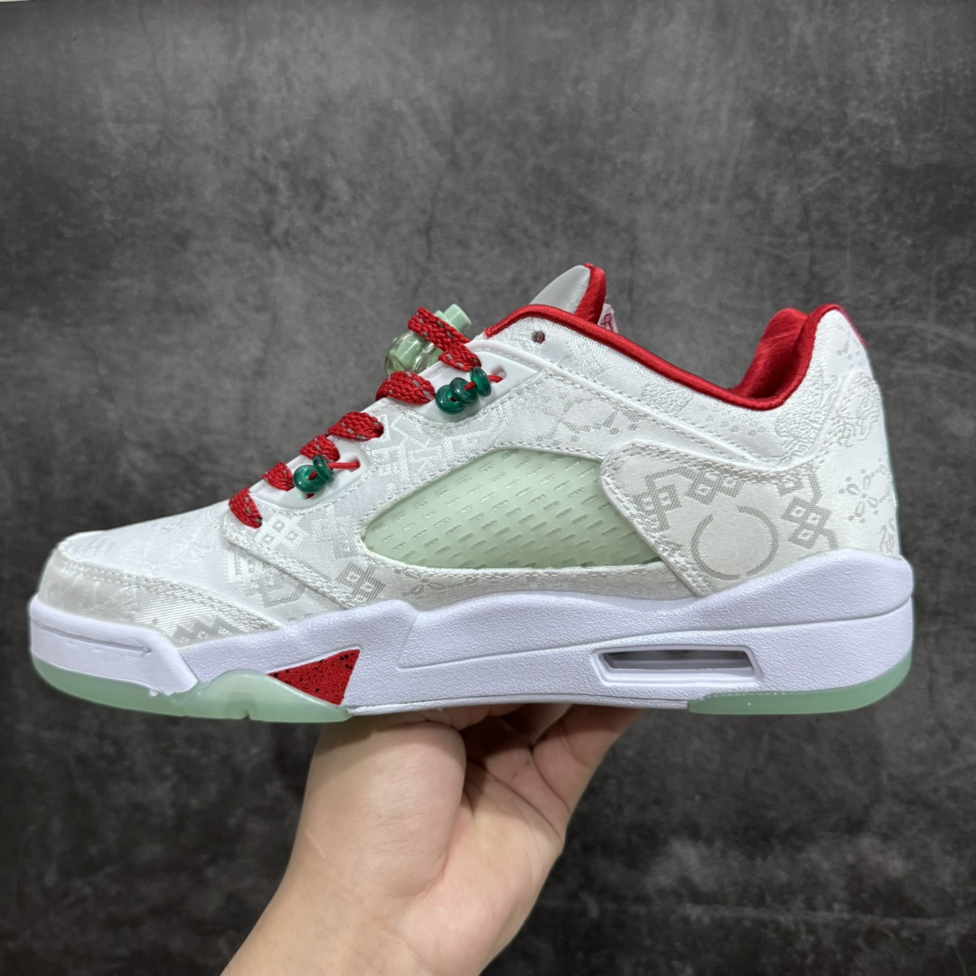 图片[2]-【原厂版本】CLOT x Air Jordan 5 Retro Low SP \”White Silk\” 低帮 20周年 白玉丝绸 AJ5 乔丹5代 aj5 乔5 低邦 中国玉 乔丹篮球鞋系列 整双鞋以中国风为主题展开设计，采用白红主调，鞋带扣、鞋侧透气网等细节都以红色点缀。白色鞋舌搭配红色Jumpman Logo及红色鞋带，鞋面使用细腻的尼龙材质打造，面料呈现出类似丝绸的质感，也是Clot联名的标志性设计之一。鞋带孔装饰有绿色透明串珠，同时鞋带还以红白相间的编织方式呈现，鞋身后侧刺绣有汉字“二三”字样，依旧流露出鲜明的中国元素，同时呼应了Jordan的经典元素。左、右脚后跟的 CLOT与Jumpmanj Logo和前掌绿色水晶外底中隐约透出的CLOT LOGO，都彰显出这双鞋的联名身份。值得说一下的是，这双鞋的中国玉水晶外底和鞋身后汉字“二三”都采用了夜光材质，在黑暗的环境中会有类似绿色玉石的发光，在很好的诠释了“中国玉”的主题。除鞋之外，在鞋垫排布CLOT与Jumpmang Logo玉石元素贯穿，鞋盒封绘也特别采用玉石纹理亮相，进一步凸显主题！ 货号：DM4640-100 尺码：36-47.5-莆田鞋批发中心