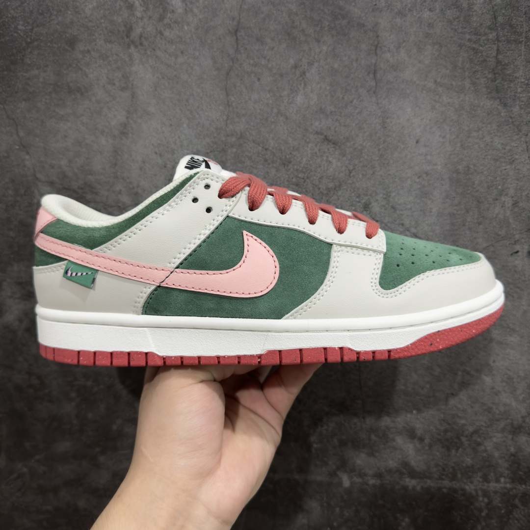 【纯原Y版】Nike SB Dunk Low\”All Petals United\”扣篮系列低帮休闲运动滑板板鞋“鸳鸯粉绿西瓜”FN8923-061n纯原大厂出品 原厂数据 原楦版型清洁度超高 细节到位 用料扎实n采用环保粒面牛剖革组合翻毛皮鞋面材质n鞋垫嵌EVA缓震物料及背胶 耐磨橡胶大底n全鞋采用鸳鸯造型 颜值爆表 造型感十足。 尺码：35.5 36 36.5 37.5 38 38.5 39 40 40.5 41 42 42.5 43 44 44.5 45 46 47.5-莆田鞋批发中心