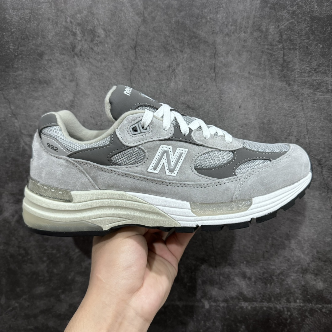 【纯原M纯原】New Balance M992GR 新百伦NB992总统复古慢跑鞋 元祖灰M版新系列992系列开始陆续出货正确3M反光细节 原楦原纸版开发正确6层组合底模精密开发 后跟透明TPU水晶装饰条稳固 沿用了引以为傲的跑鞋手工技艺 采用猪皮绒面并包裹局部透气网面的鞋身设计 菱网鞋舌上刻有New Balance USA 鞋面依旧身着经典的大热之灰 彰显了其高端的品质身份  尺码：36 37 37.5 38 38.5 39 40 40.5 41.5 42 42.5 43 44 45 46.5-莆田鞋批发中心