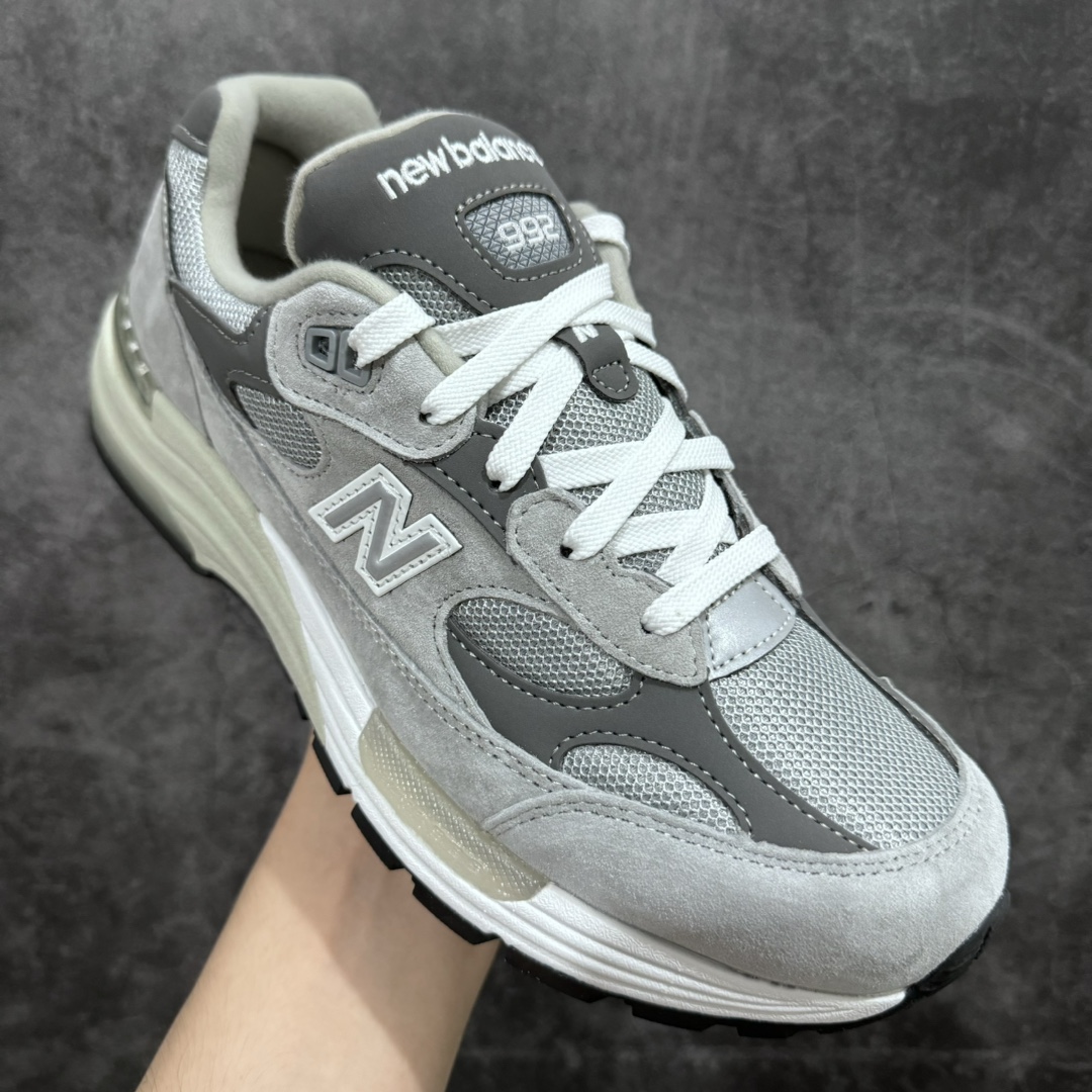 图片[3]-【纯原M纯原】New Balance M992GR 新百伦NB992总统复古慢跑鞋 元祖灰M版新系列992系列开始陆续出货正确3M反光细节 原楦原纸版开发正确6层组合底模精密开发 后跟透明TPU水晶装饰条稳固 沿用了引以为傲的跑鞋手工技艺 采用猪皮绒面并包裹局部透气网面的鞋身设计 菱网鞋舌上刻有New Balance USA 鞋面依旧身着经典的大热之灰 彰显了其高端的品质身份  尺码：36 37 37.5 38 38.5 39 40 40.5 41.5 42 42.5 43 44 45 46.5-莆田鞋批发中心