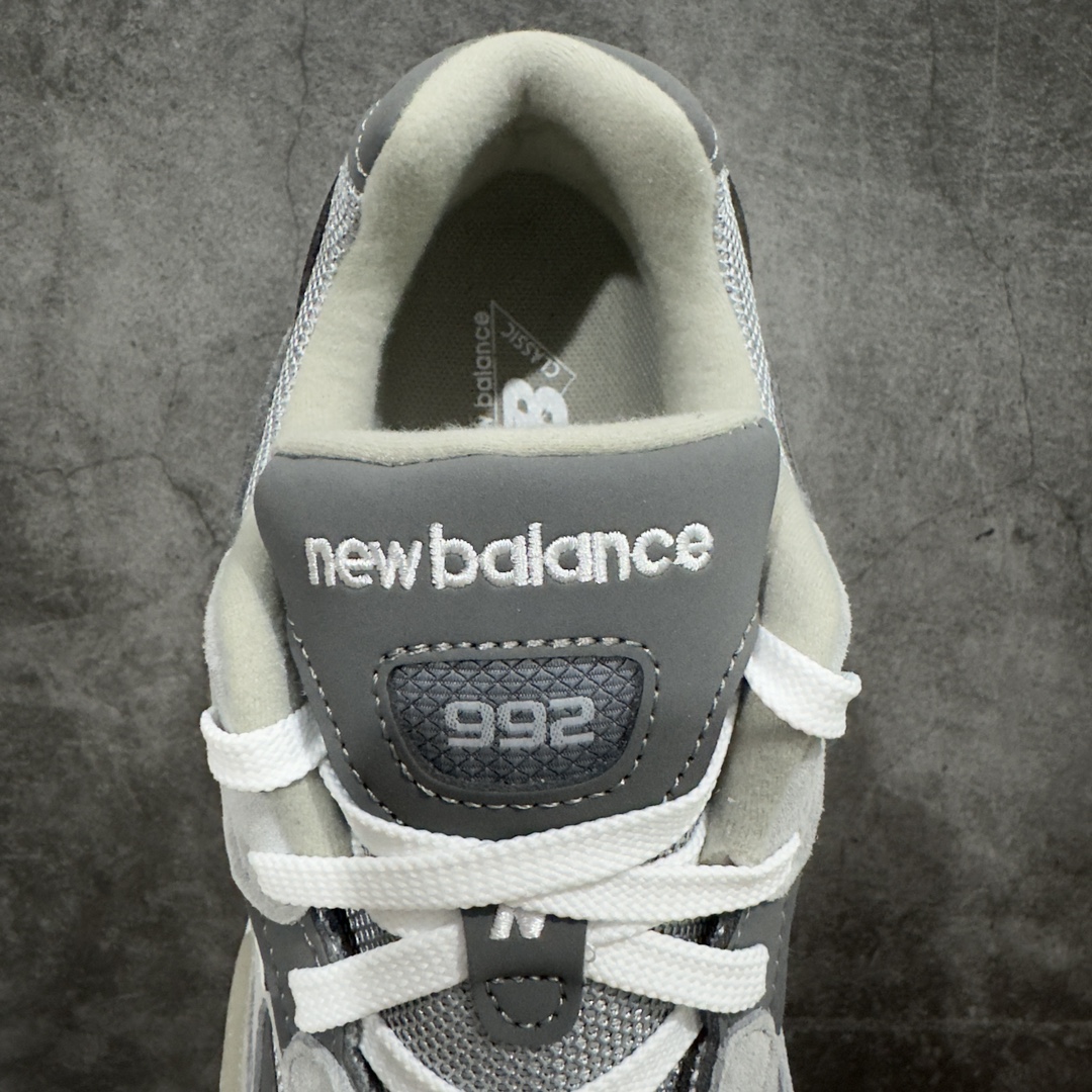 图片[8]-【纯原M纯原】New Balance M992GR 新百伦NB992总统复古慢跑鞋 元祖灰M版新系列992系列开始陆续出货正确3M反光细节 原楦原纸版开发正确6层组合底模精密开发 后跟透明TPU水晶装饰条稳固 沿用了引以为傲的跑鞋手工技艺 采用猪皮绒面并包裹局部透气网面的鞋身设计 菱网鞋舌上刻有New Balance USA 鞋面依旧身着经典的大热之灰 彰显了其高端的品质身份  尺码：36 37 37.5 38 38.5 39 40 40.5 41.5 42 42.5 43 44 45 46.5-莆田鞋批发中心