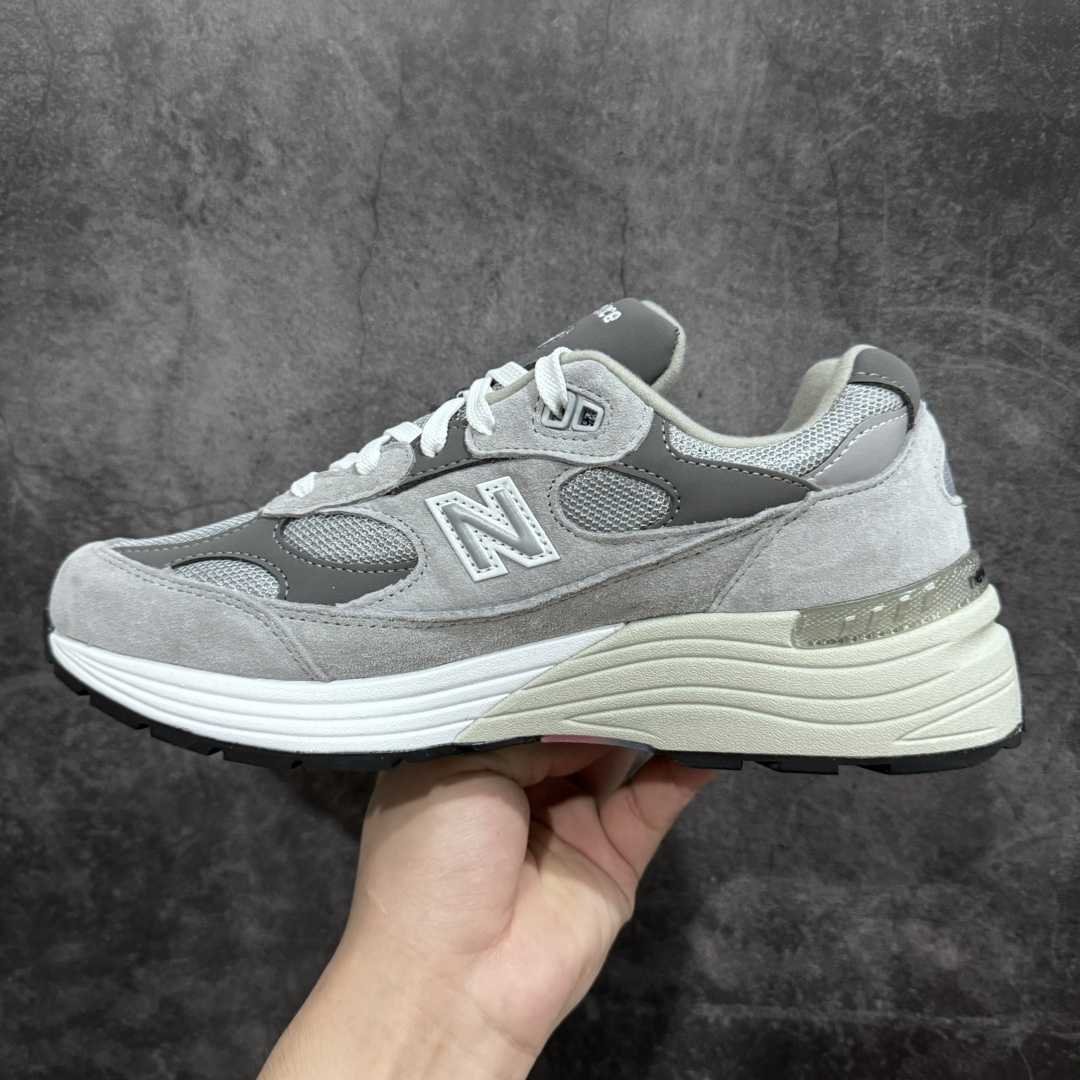 图片[2]-【纯原M纯原】New Balance M992GR 新百伦NB992总统复古慢跑鞋 元祖灰M版新系列992系列开始陆续出货正确3M反光细节 原楦原纸版开发正确6层组合底模精密开发 后跟透明TPU水晶装饰条稳固 沿用了引以为傲的跑鞋手工技艺 采用猪皮绒面并包裹局部透气网面的鞋身设计 菱网鞋舌上刻有New Balance USA 鞋面依旧身着经典的大热之灰 彰显了其高端的品质身份  尺码：36 37 37.5 38 38.5 39 40 40.5 41.5 42 42.5 43 44 45 46.5-莆田鞋批发中心