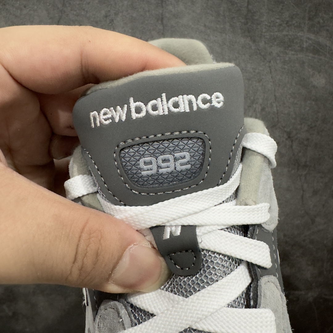 图片[2]-【纯原M纯原】New Balance M992GR 新百伦NB992总统复古慢跑鞋 元祖灰M版新系列992系列开始陆续出货正确3M反光细节 原楦原纸版开发正确6层组合底模精密开发 后跟透明TPU水晶装饰条稳固 沿用了引以为傲的跑鞋手工技艺 采用猪皮绒面并包裹局部透气网面的鞋身设计 菱网鞋舌上刻有New Balance USA 鞋面依旧身着经典的大热之灰 彰显了其高端的品质身份  尺码：36 37 37.5 38 38.5 39 40 40.5 41.5 42 42.5 43 44 45 46.5-莆田鞋批发中心