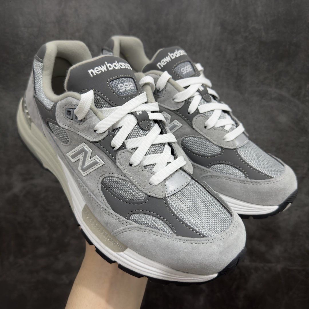 【纯原M纯原】New Balance M992GR 新百伦NB992总统复古慢跑鞋 元祖灰M版新系列992系列开始陆续出货正确3M反光细节 原楦原纸版开发正确6层组合底模精密开发 后跟透明TPU水晶装饰条稳固 沿用了引以为傲的跑鞋手工技艺 采用猪皮绒面并包裹局部透气网面的鞋身设计 菱网鞋舌上刻有New Balance USA 鞋面依旧身着经典的大热之灰 彰显了其高端的品质身份  尺码：36 37 37.5 38 38.5 39 40 40.5 41.5 42 42.5 43 44 45 46.5-莆田鞋批发中心