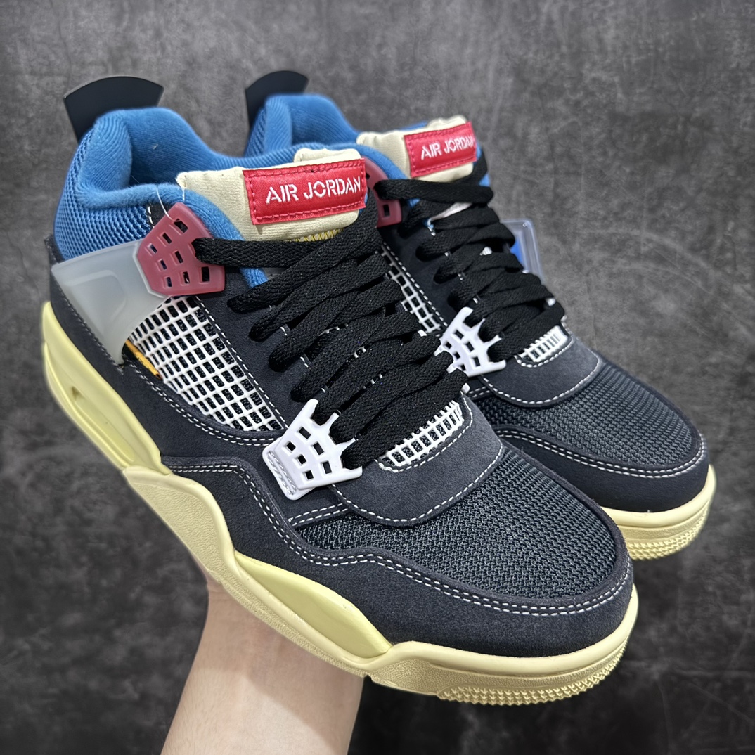 【老DT版本】Union LA x Air Jordan 4 AJ4 联名黑蓝 DC9533-001n纯原专业AJ大厂出品 耗时半年巨作全套原纸板楦头开发 原厂特供皮料加持确保原汁原味 完美呈现四代版型一比一鞋头弧度高度鞋身弧度 数据细节工艺流程均保持原鞋一致 原厂TPU网格鞋带扣 正确内里网布 菱角分明不变形无多余毛边 柔软性质感一致于原鞋 市场唯一原厂鞋扣模具 背面可见隐藏注塑口 原厂织唛标 原厂飞人电绣工艺 尾指中部跳三针 独家绑鞋带手法 印刷中底布 四线拉帮 米色美纹纸贴合固定 进口港宝加持 后跟自然饱满 全鞋荧光划线卡点 追求极致完美 每一双都是工艺品 多重QC质检 超越公司货的品控标准 实实在在的免检产品  尺码：40 40.5 41 42 42.5 43 44 44.5 45 46 47.5n 尺码：40-47.5-莆田鞋批发中心