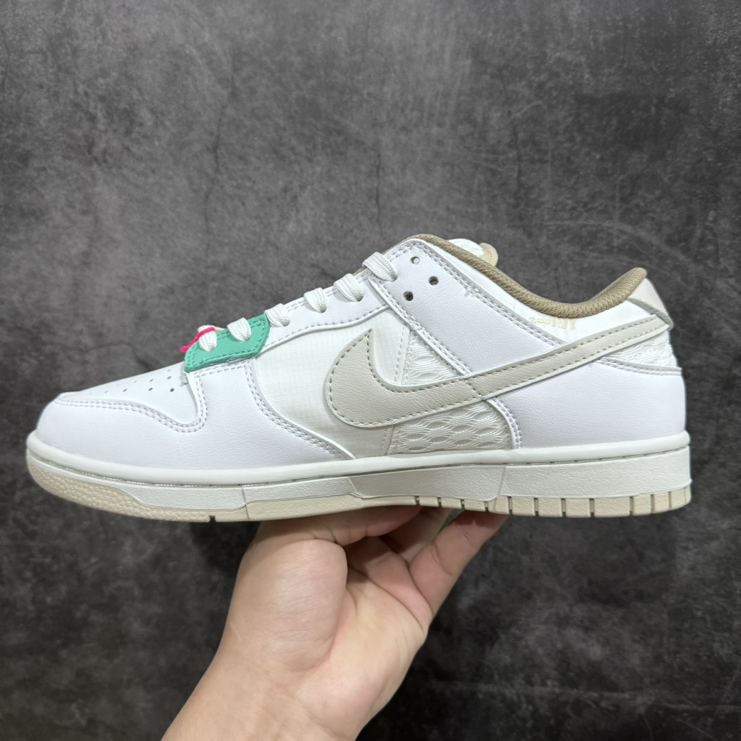 图片[2]-【纯原Y版本】Nike SB Dunk Low 白粉扣n全头层皮料版本 正确低趴鞋头细节 拒绝偷工减料n在过去的几年里，Nike Dunk Low出现了各种不同的品牌，其中一些已经彻底改变了鞋子。但是在这里，通过所谓的“拆分”，Swoosh 提供了一种更简单的设计，只有一个突出的调整。乍一看，这双鞋首先出现在 GS 尺码 没有任何值得注意的变化。但仔细观察后，您会发现中间面板略微拼凑而成，中间分开，一侧是尼龙，另一侧是纺织品。除了 Swoosh 上的额外缝线外，其余的结构更加普通，穿着白色、亮粉和亮绿色的色调 货号：DX6060-121 尺码：35.5 36 36.5 37.5 38 38.5 39 40 40.5 41 42 42.5 43 44 44.5 45 46 47.5-莆田鞋批发中心