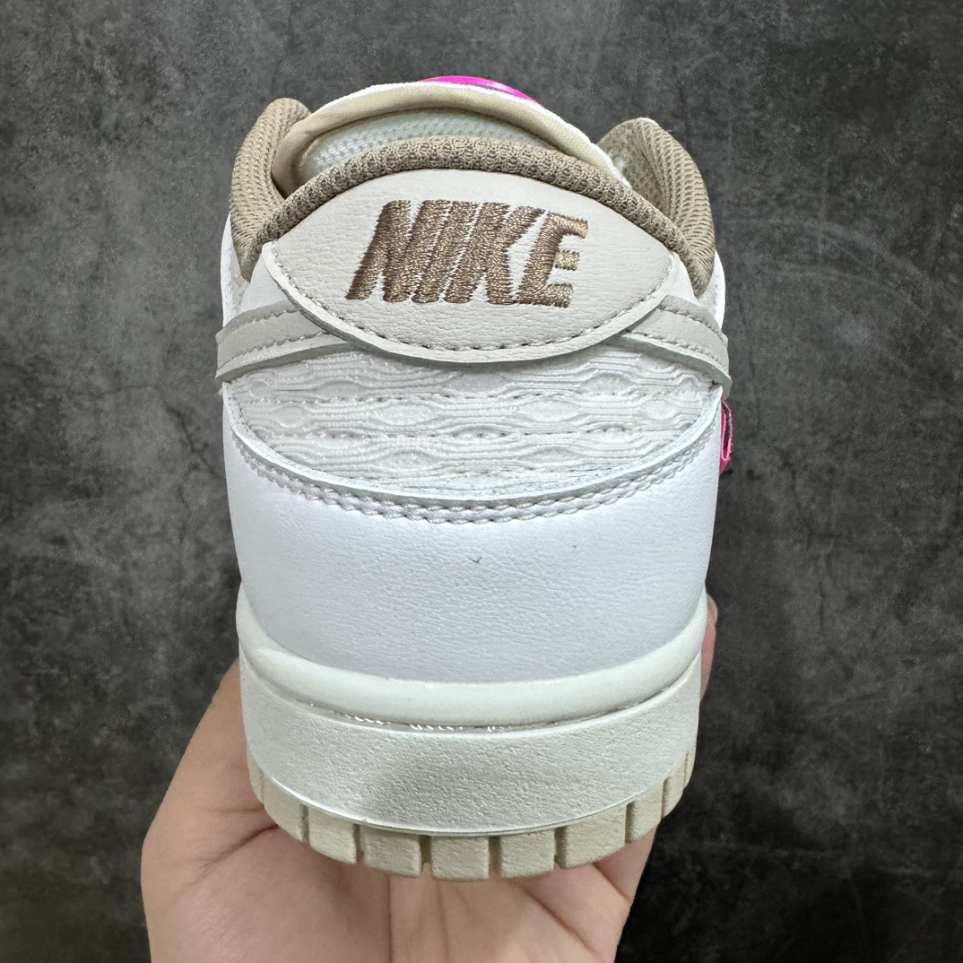 图片[4]-【纯原Y版本】Nike SB Dunk Low 白粉扣n全头层皮料版本 正确低趴鞋头细节 拒绝偷工减料n在过去的几年里，Nike Dunk Low出现了各种不同的品牌，其中一些已经彻底改变了鞋子。但是在这里，通过所谓的“拆分”，Swoosh 提供了一种更简单的设计，只有一个突出的调整。乍一看，这双鞋首先出现在 GS 尺码 没有任何值得注意的变化。但仔细观察后，您会发现中间面板略微拼凑而成，中间分开，一侧是尼龙，另一侧是纺织品。除了 Swoosh 上的额外缝线外，其余的结构更加普通，穿着白色、亮粉和亮绿色的色调 货号：DX6060-121 尺码：35.5 36 36.5 37.5 38 38.5 39 40 40.5 41 42 42.5 43 44 44.5 45 46 47.5-莆田鞋批发中心